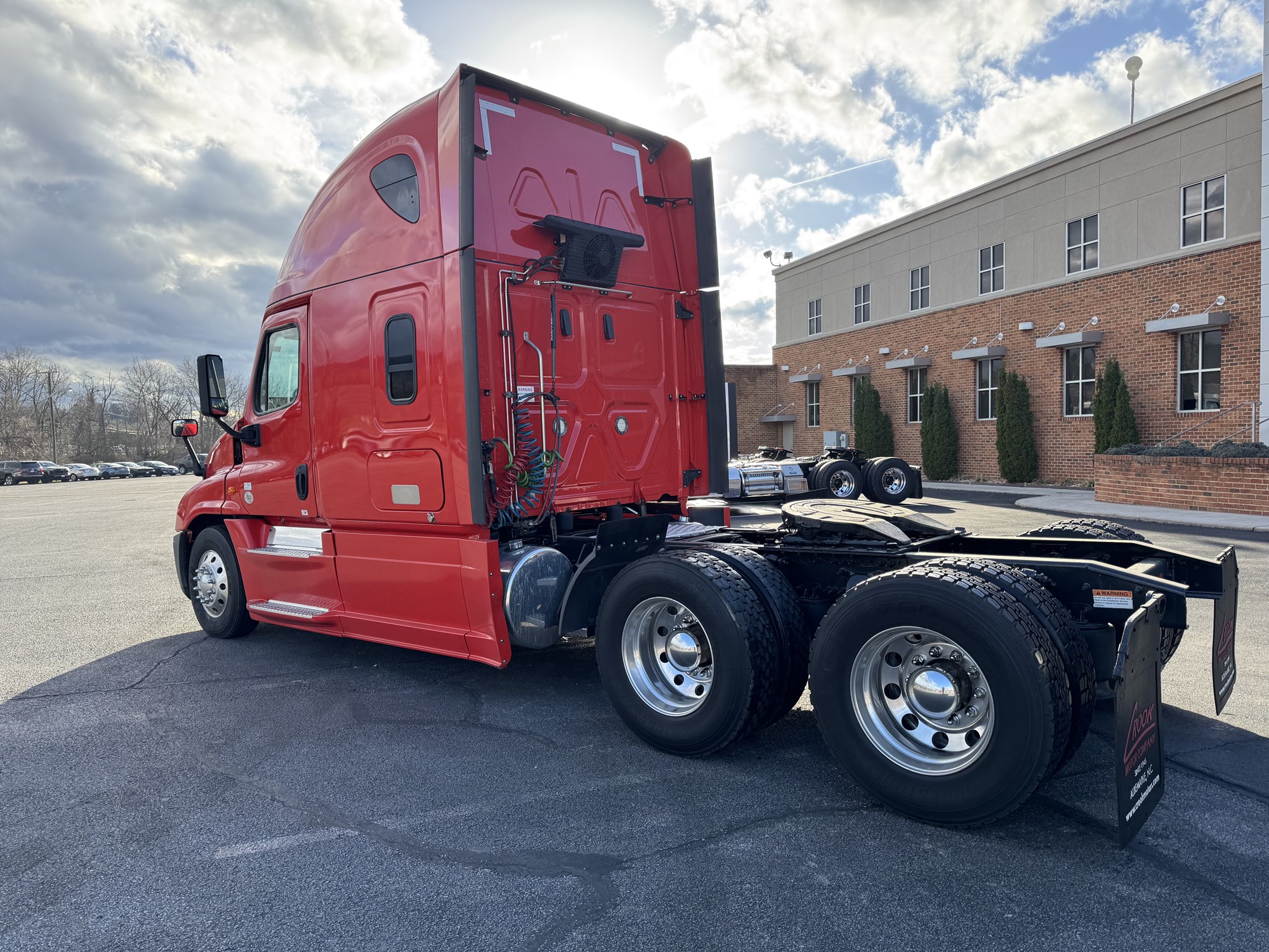 2020 Freightliner Cascadia 125 - image 2 of 6