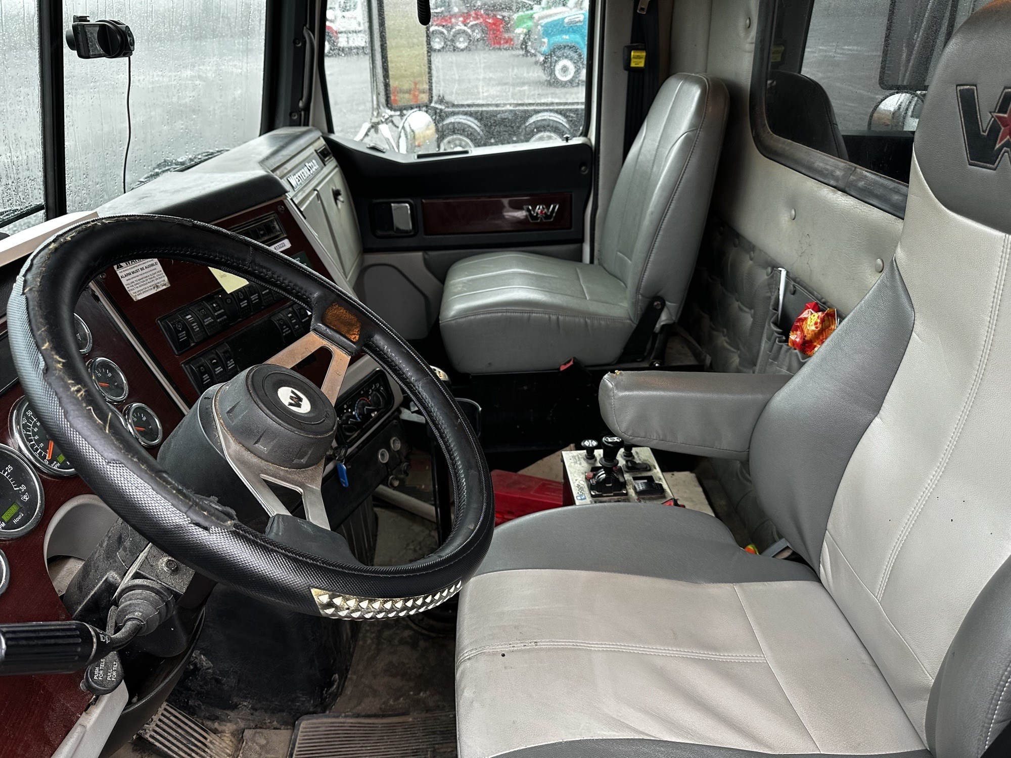 2017 Western Star 4700 - image 2 of 6