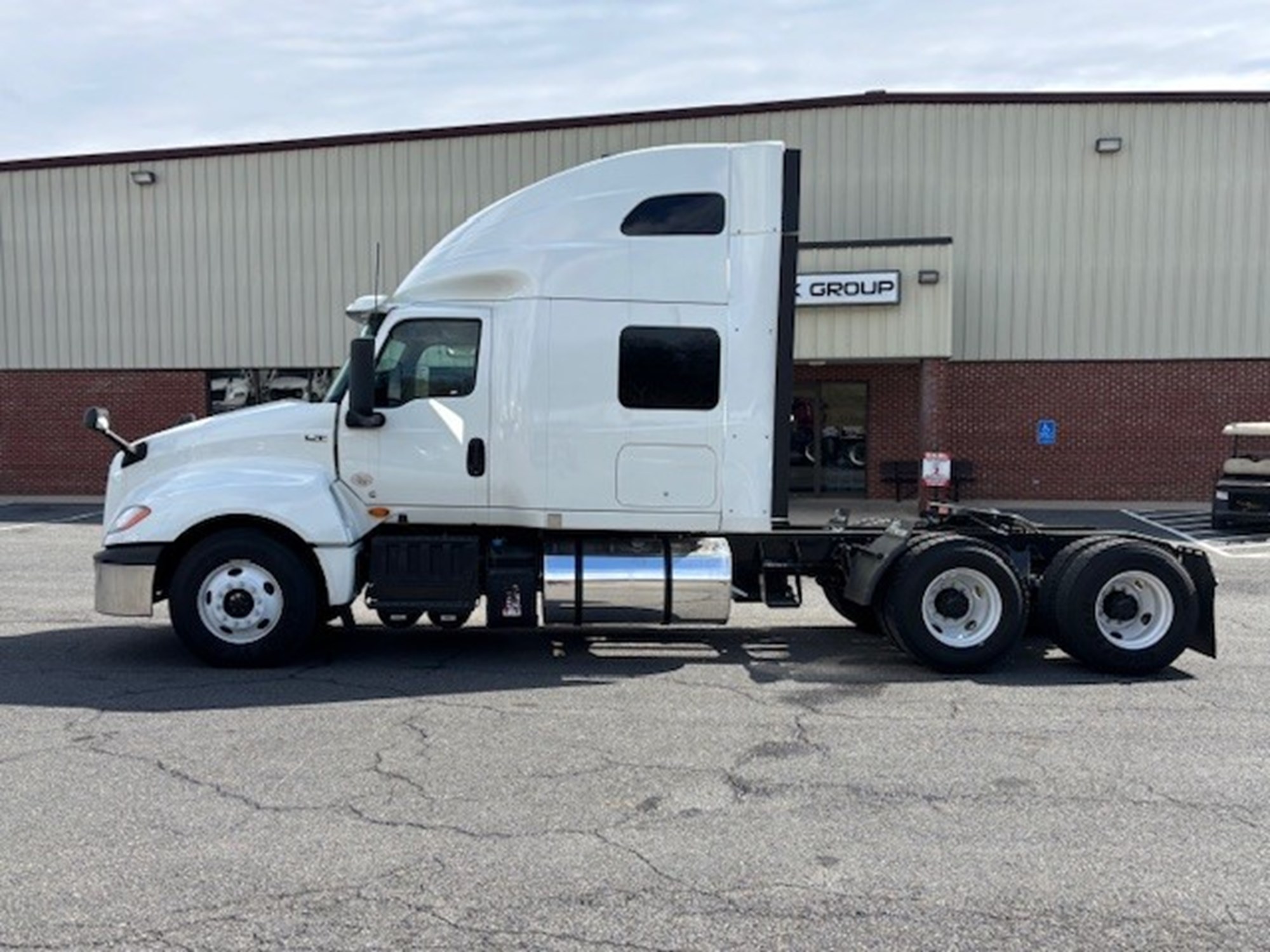 2019 International LT625 - image 4 of 6