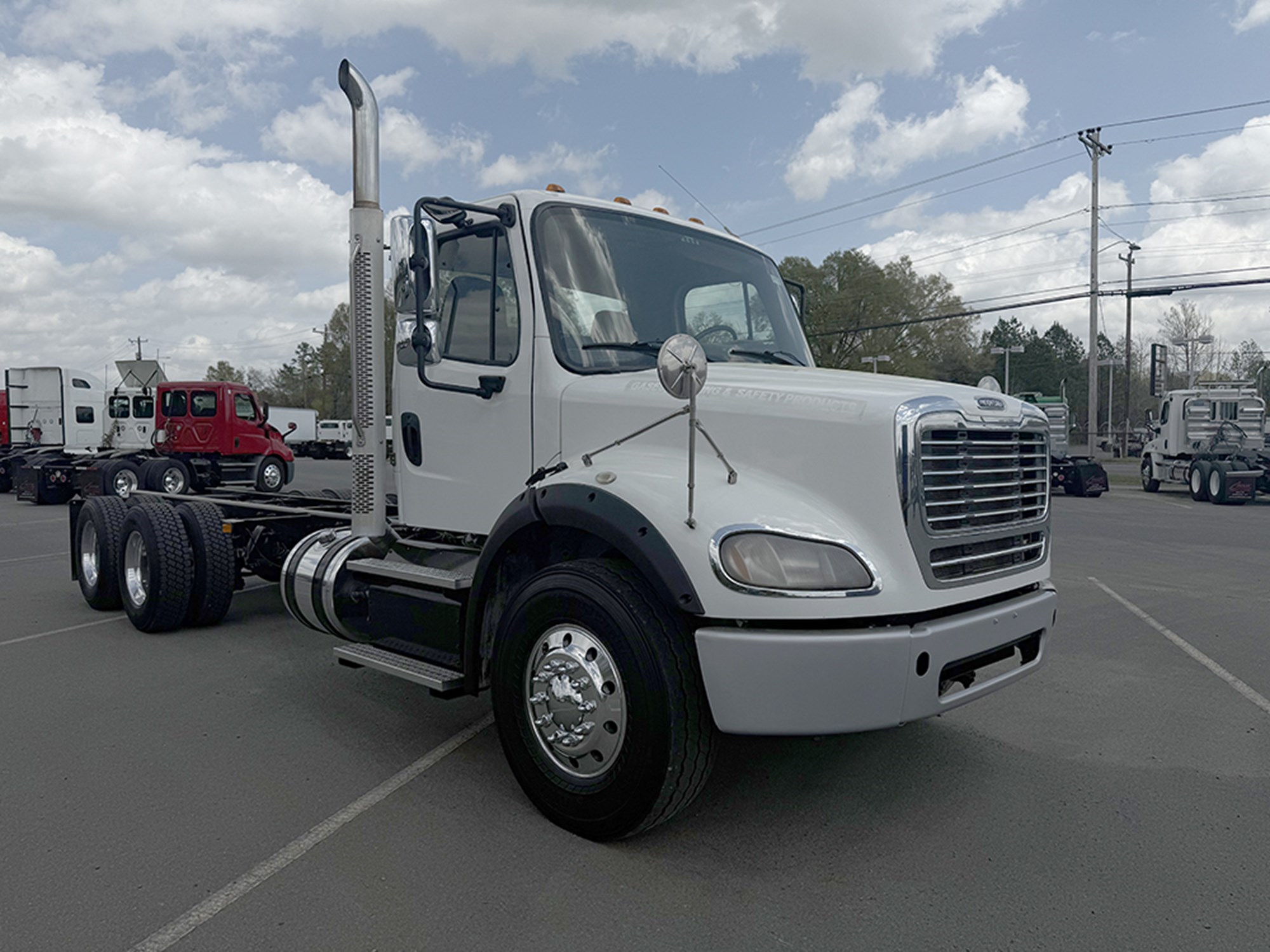 2014 Freightliner M2 - image 2 of 6