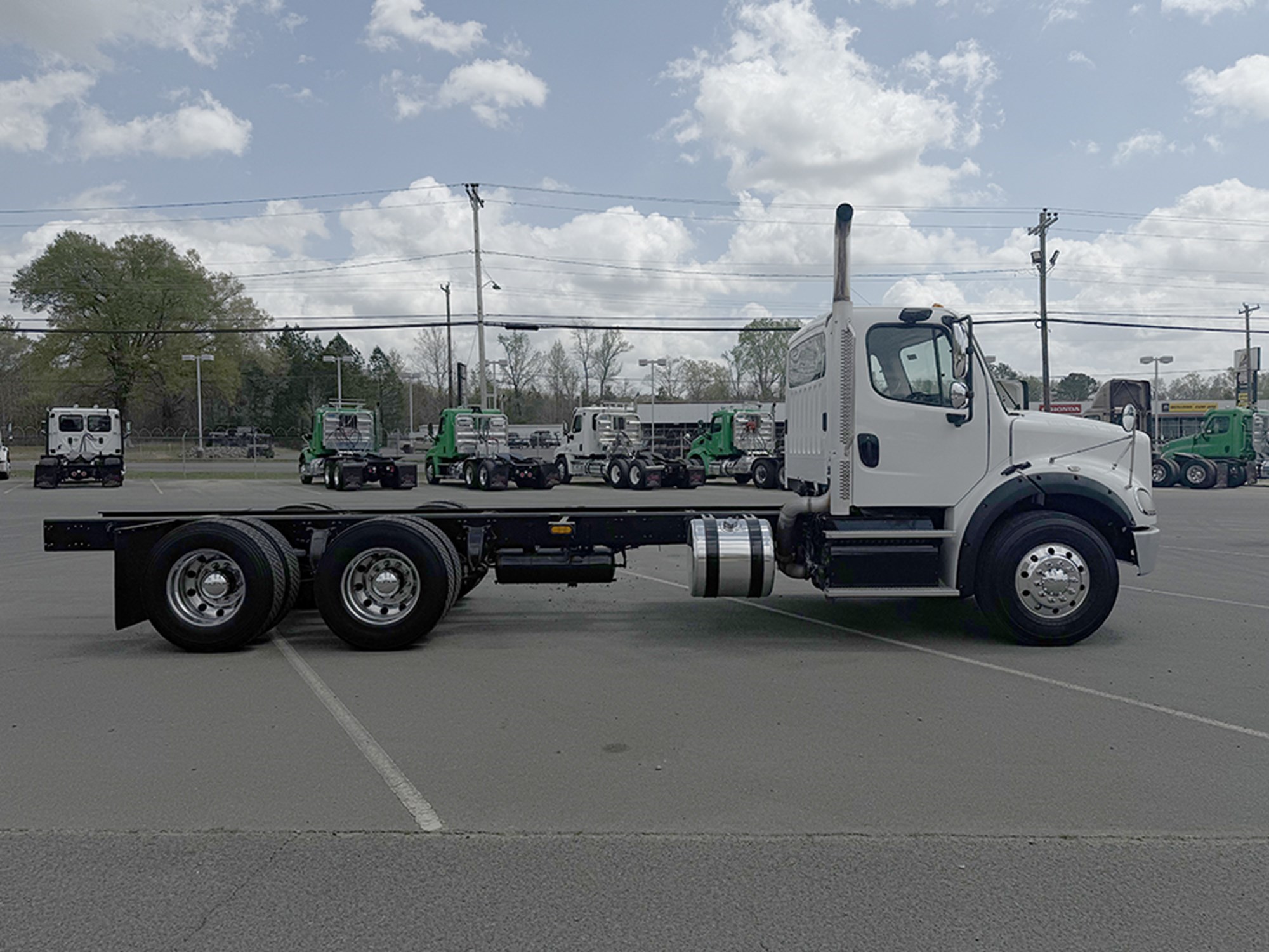 2014 Freightliner M2 - image 3 of 6