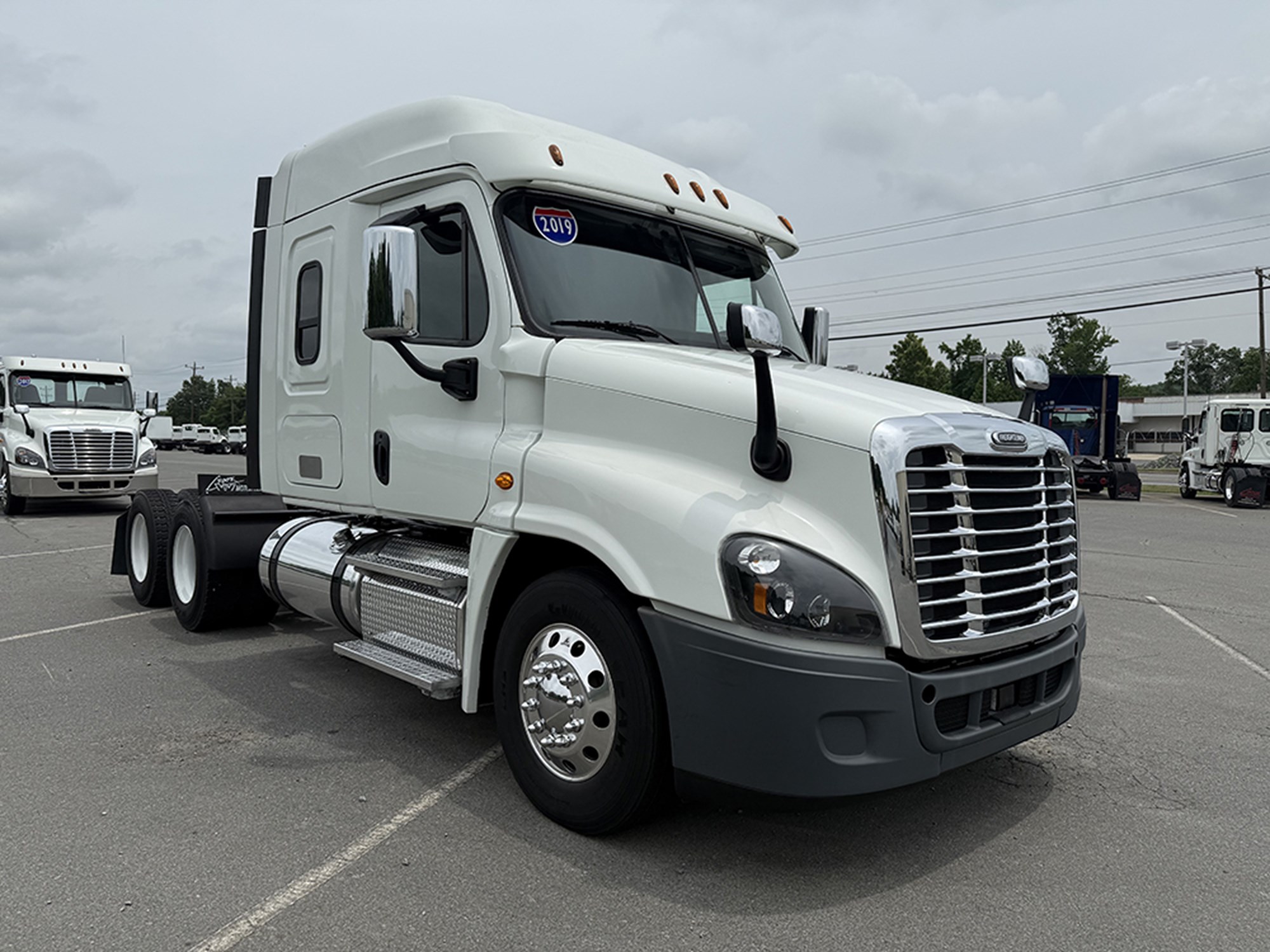 2019 Freightliner Cascadia 125 - image 2 of 6