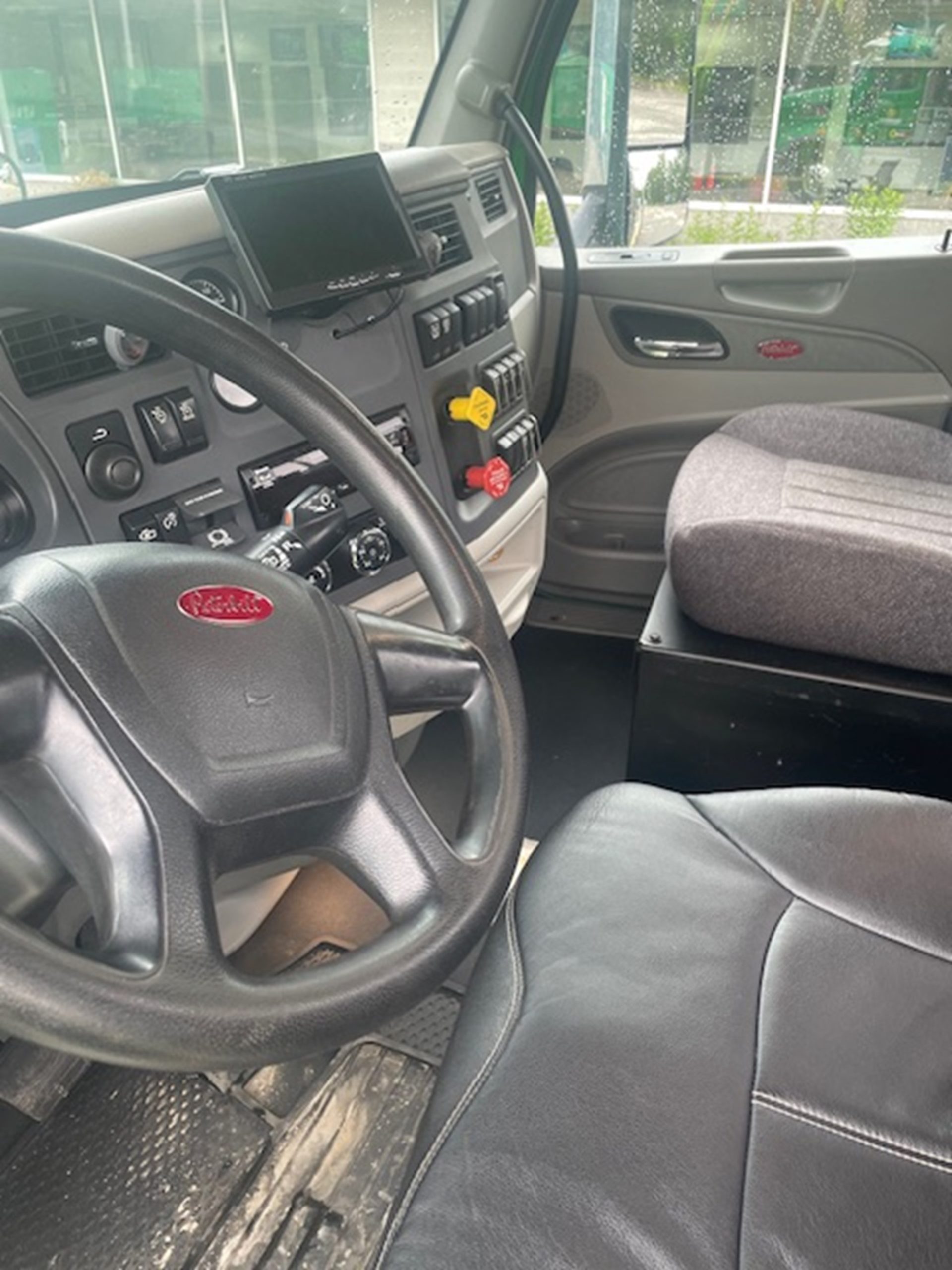 2020 Peterbilt 567 - image 4 of 4