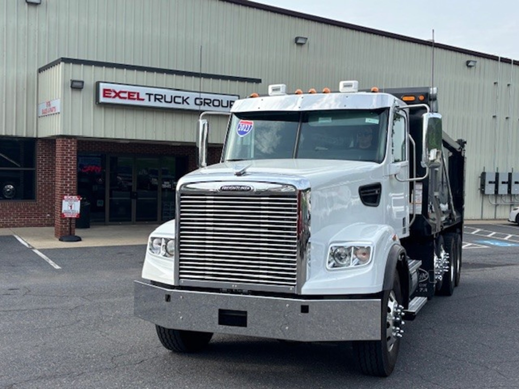 2023 Freightliner 122SD - image 2 of 6