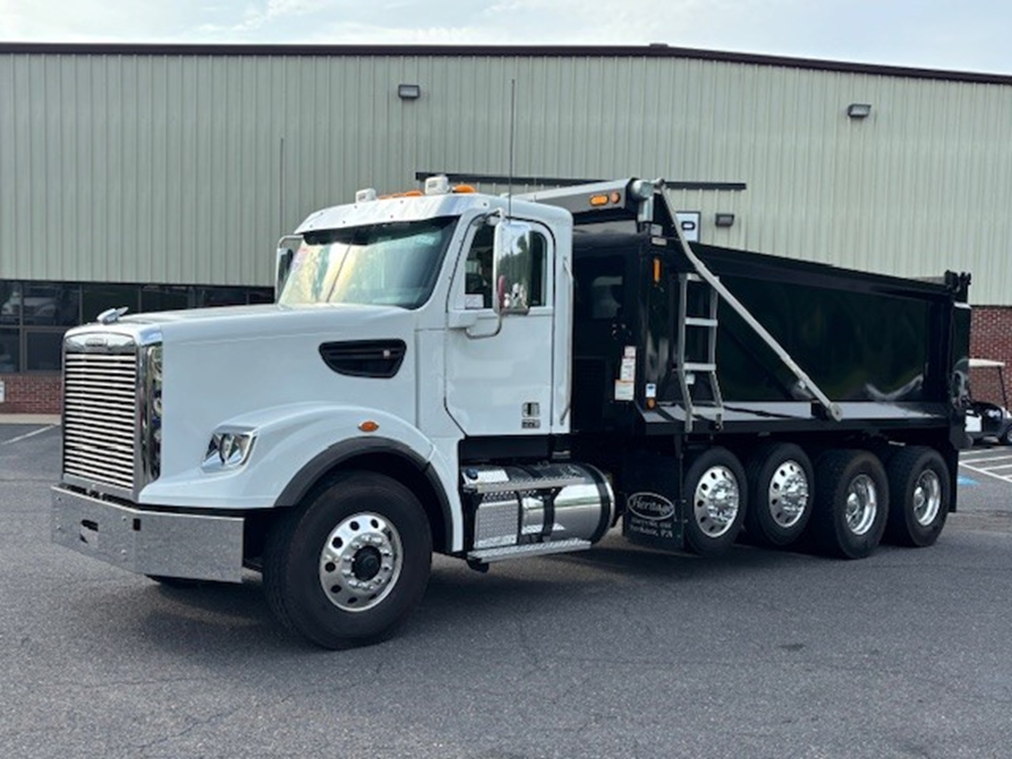 2023 Freightliner 122SD - image 1 of 6