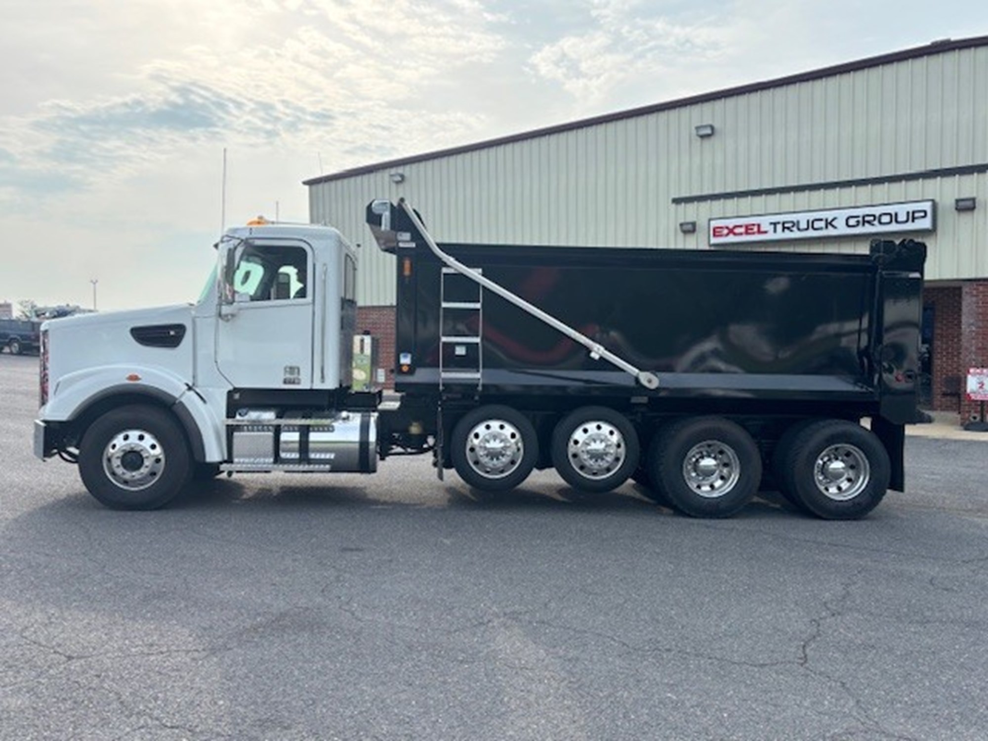 2023 Freightliner 122SD - image 3 of 6