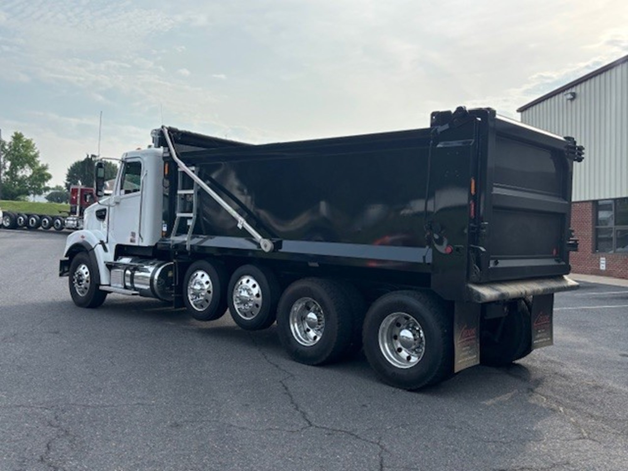 2023 Freightliner 122SD - image 4 of 6