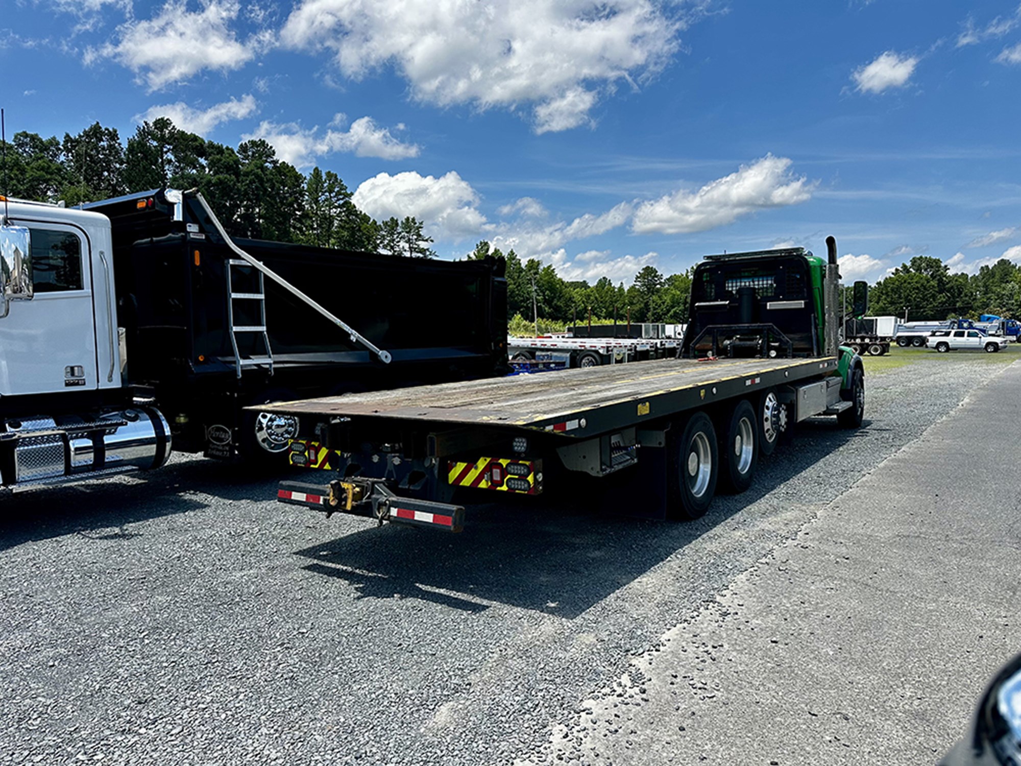 2020 Peterbilt 567 - image 2 of 4