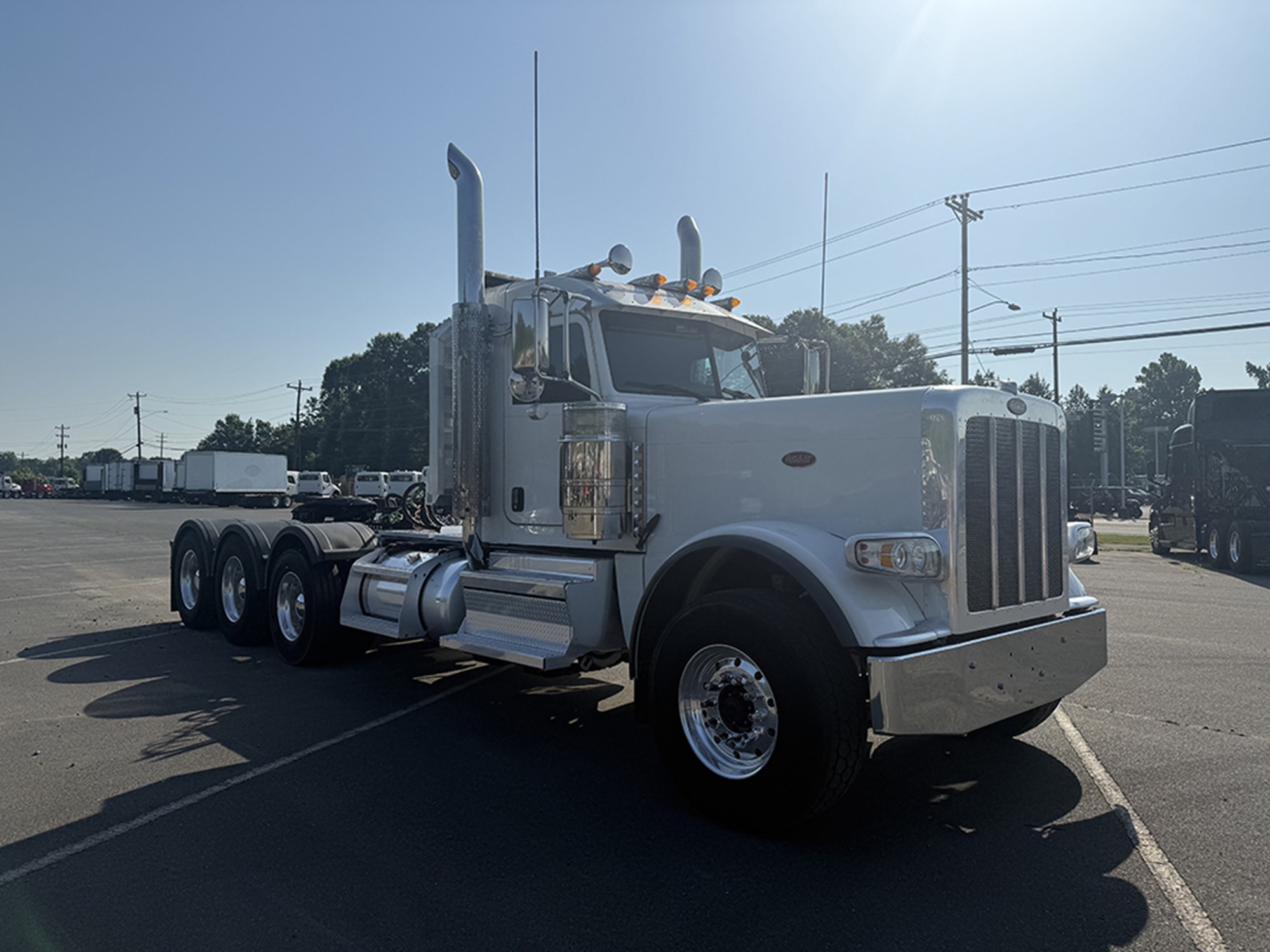 2019 Peterbilt 389 - image 2 of 6