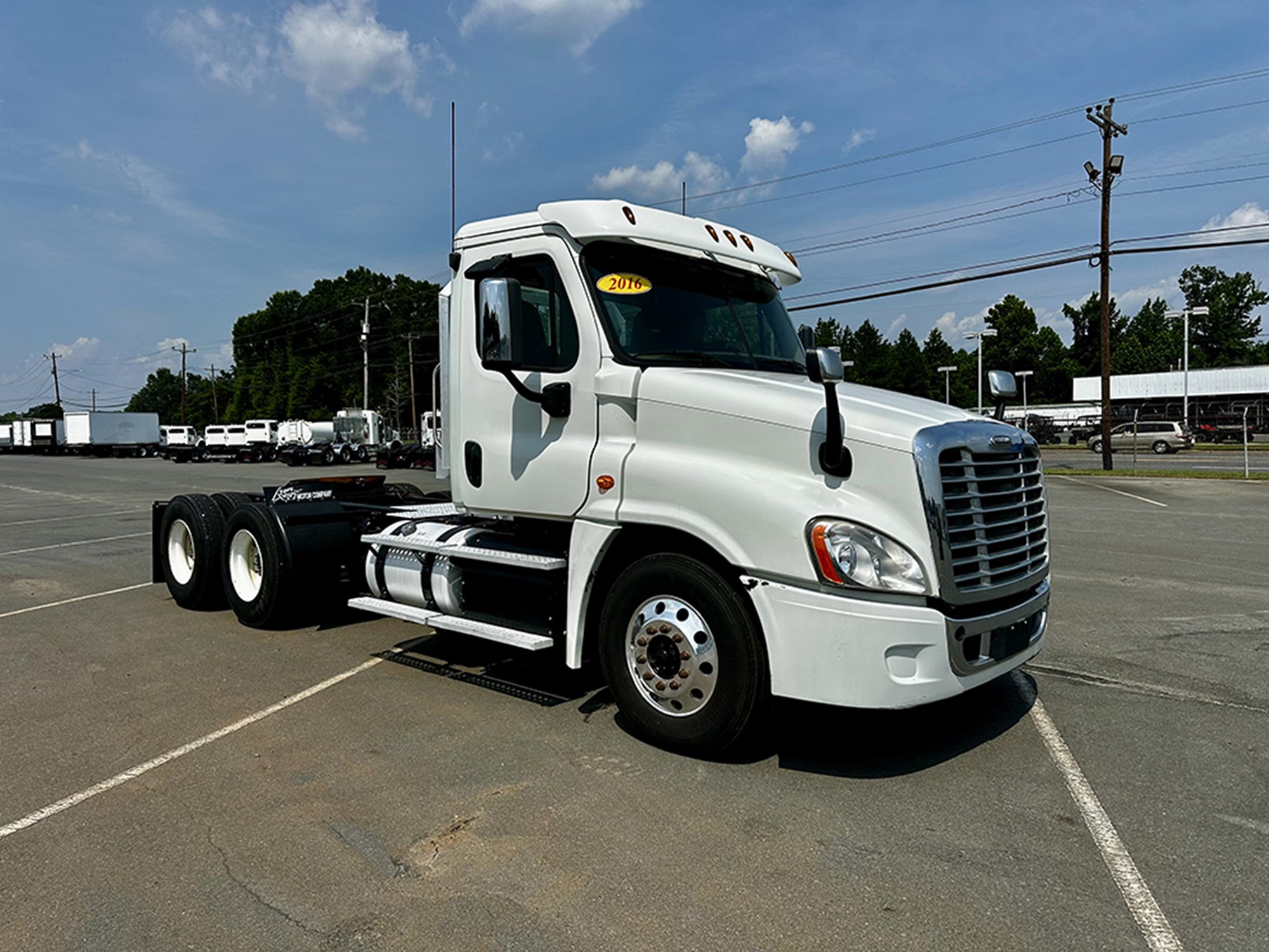 2016 Freightliner Cascadia 125 - image 2 of 6