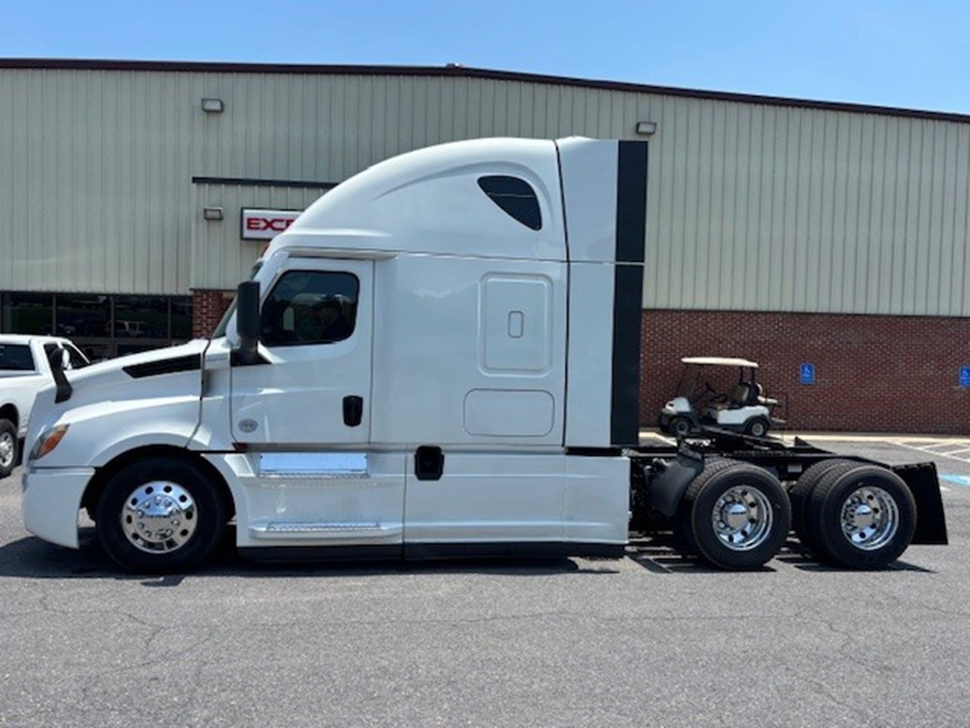 2021 Freightliner Cascadia 126 - image 2 of 6