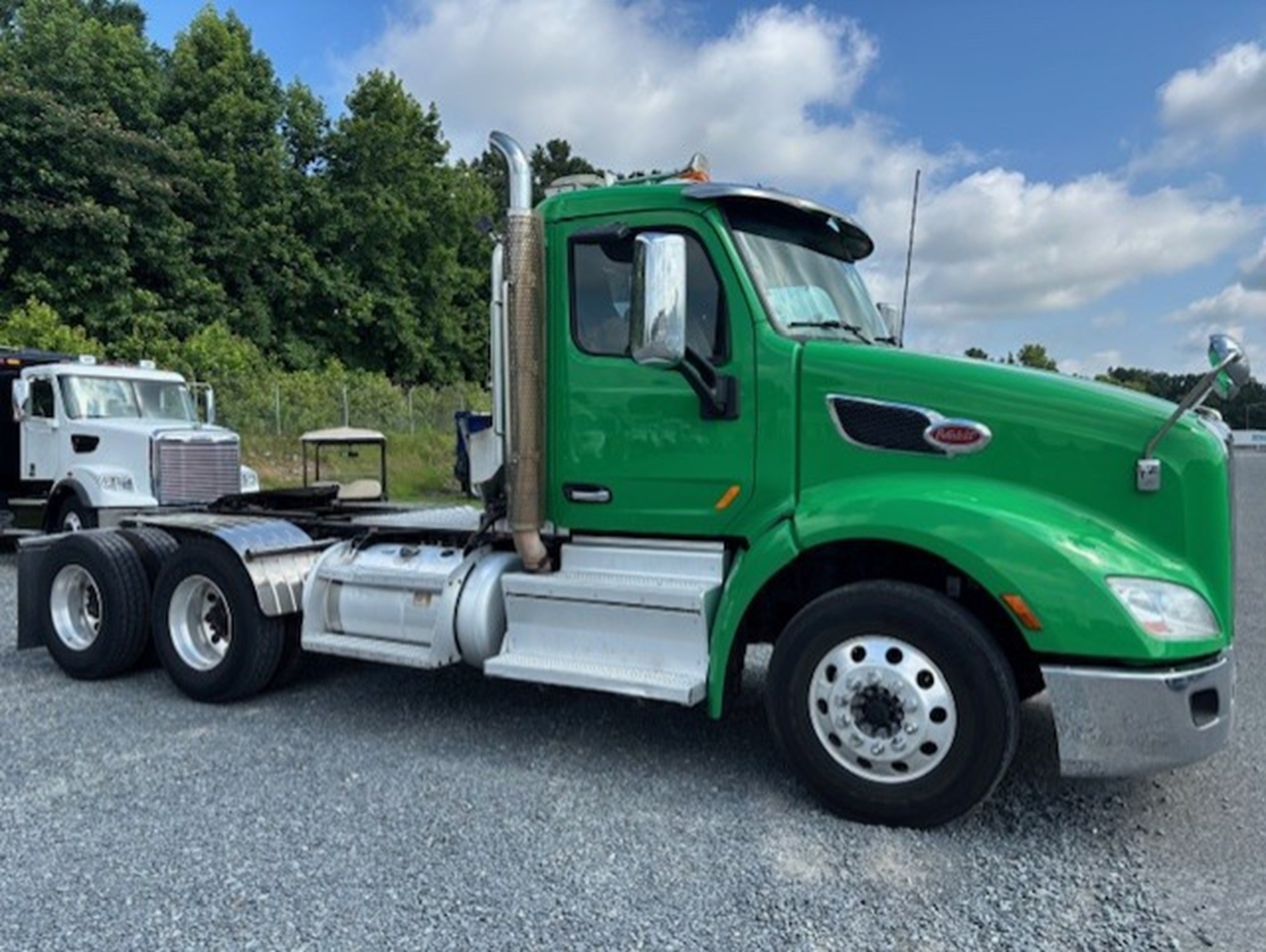 2019 Peterbilt 579 - image 2 of 3