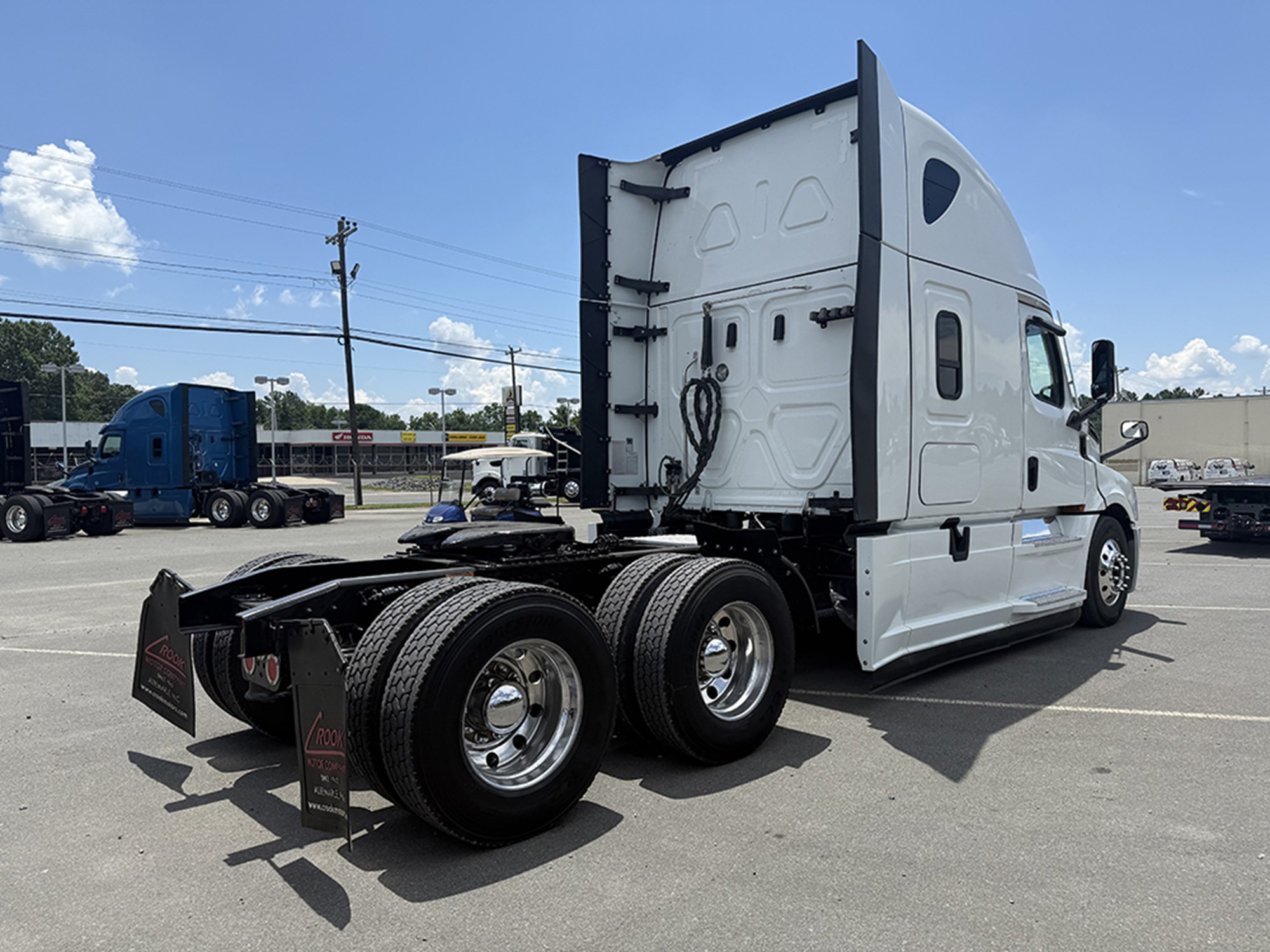 2021 Freightliner Cascadia 126 - image 4 of 6