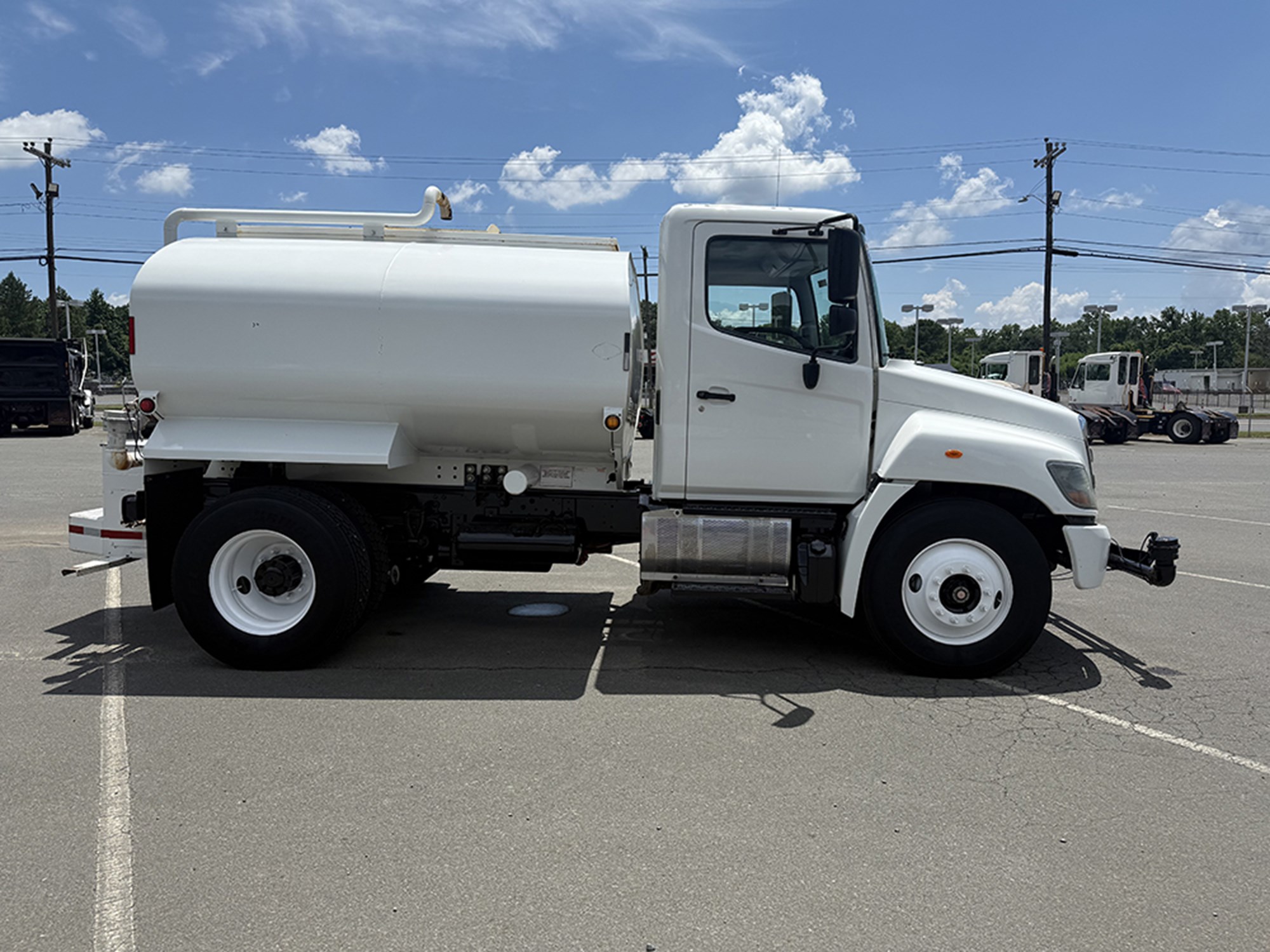 2018 Hino 338 - image 4 of 6