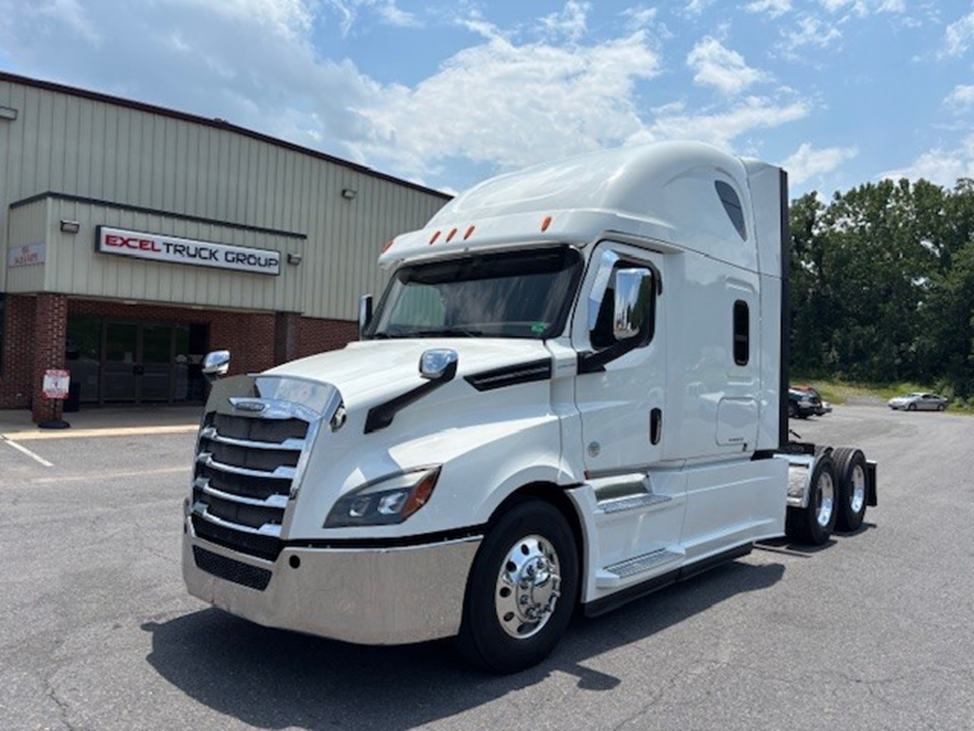 2020 FREIGHTLINER CASCADIA 126 - image 1 of 6