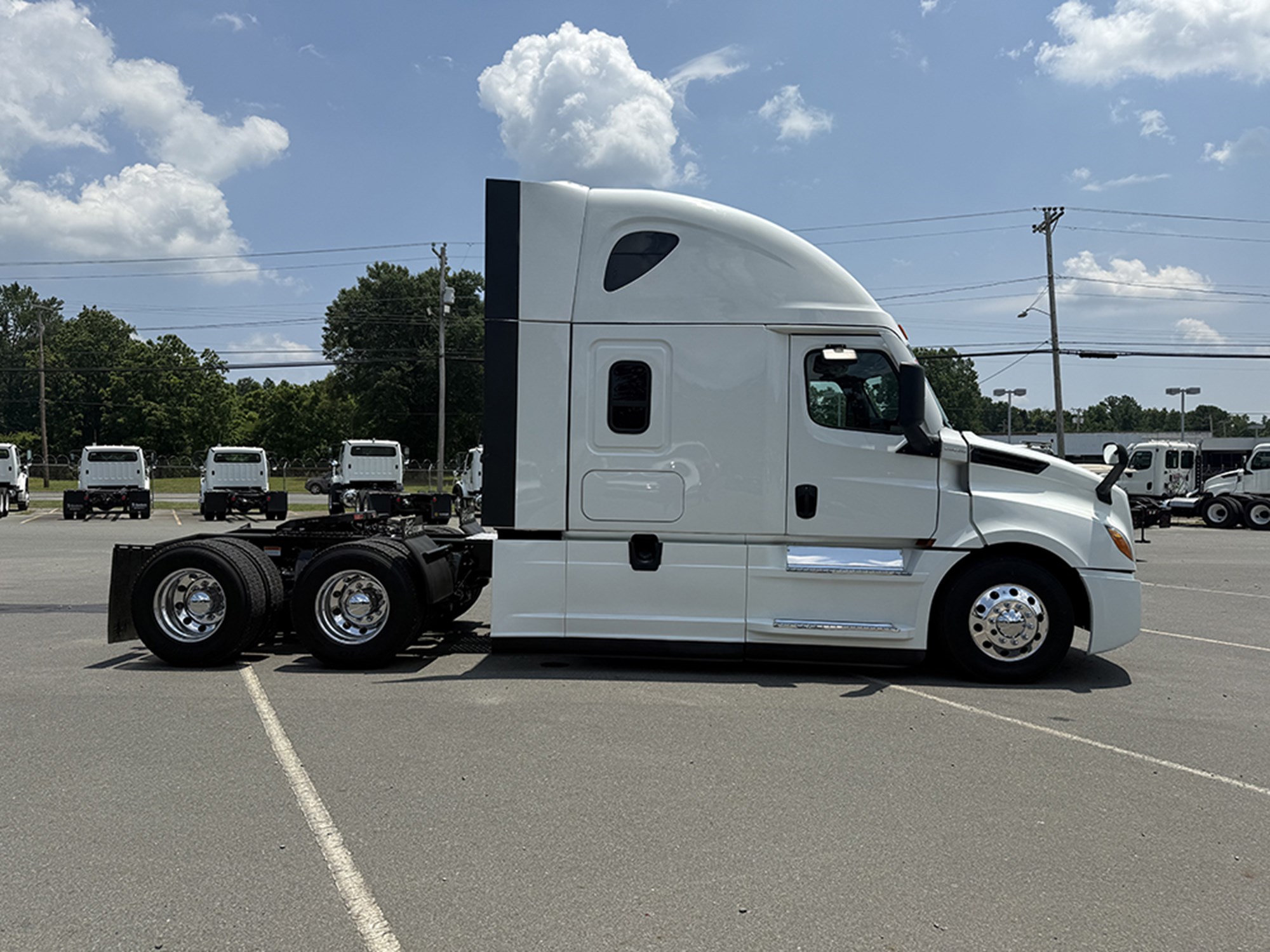 2021 Freightliner Cascadia 126 - image 3 of 6