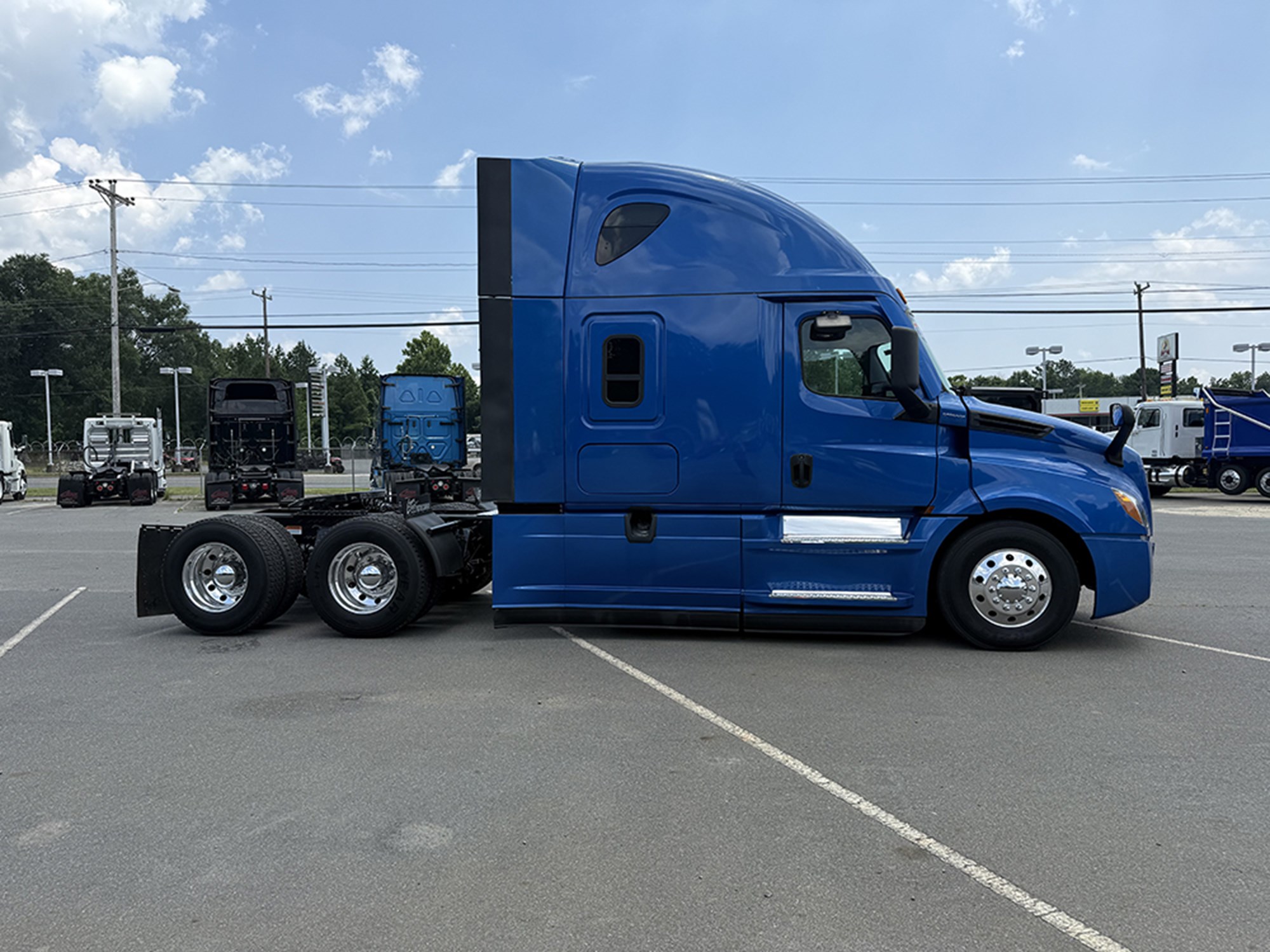 2021 Freightliner Cascadia 126 - image 3 of 6