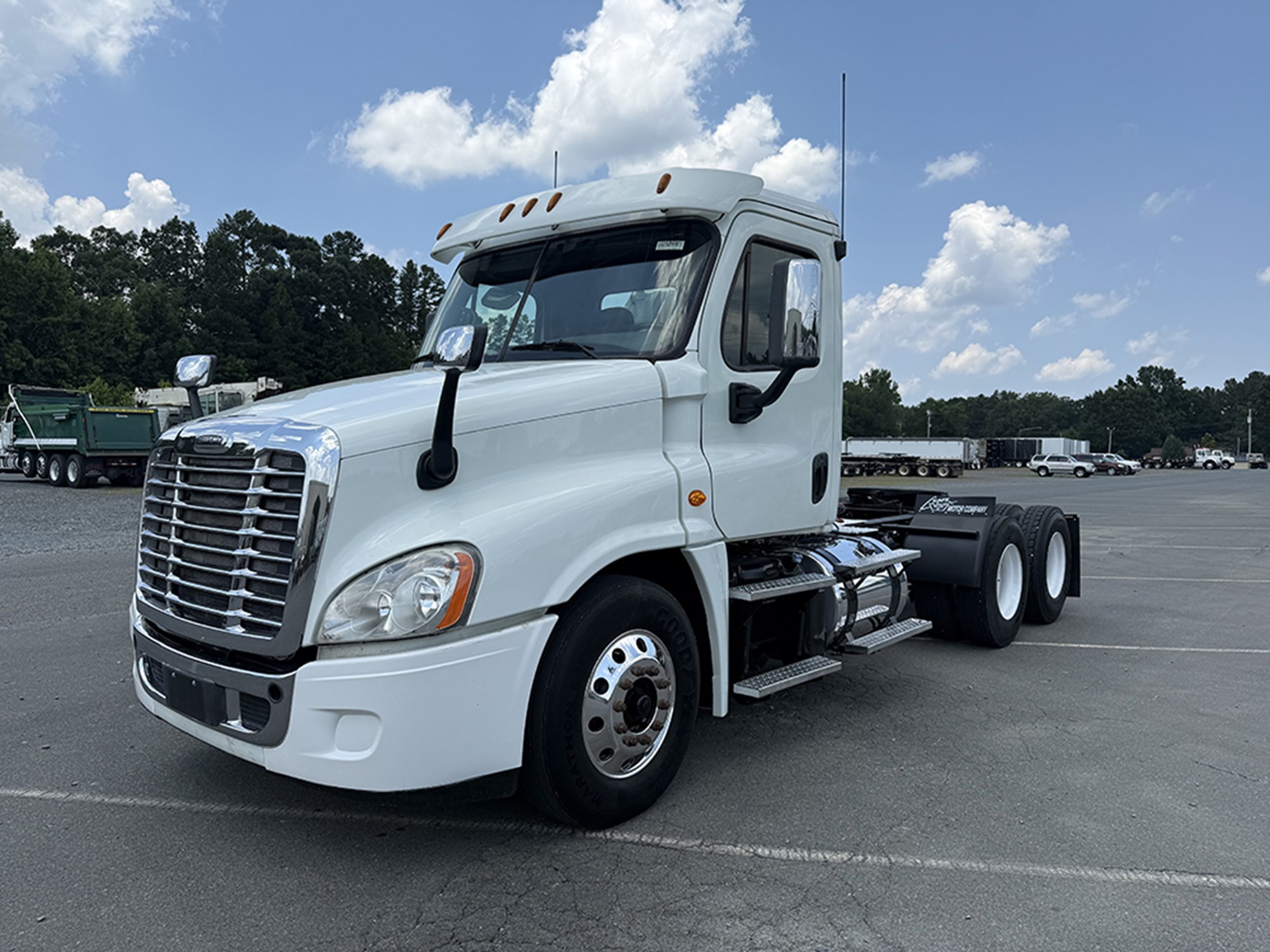 2016 Freightliner Cascadia 125 - image 1 of 6