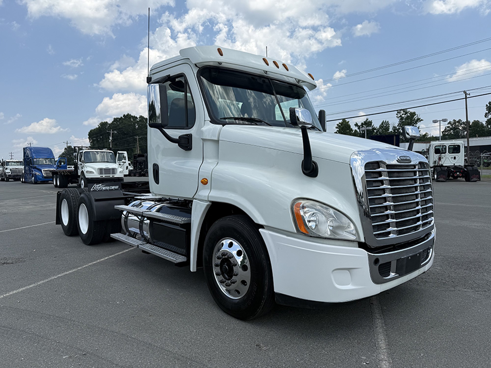 2016 Freightliner Cascadia 125 - image 2 of 6
