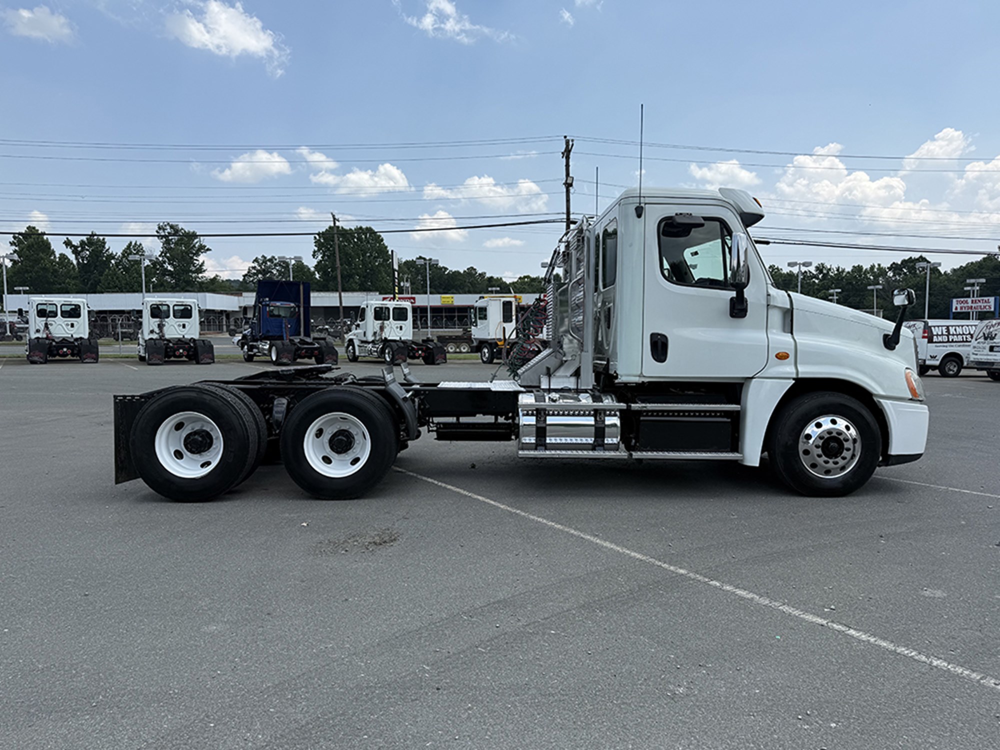 2016 Freightliner Cascadia 125 - image 3 of 6
