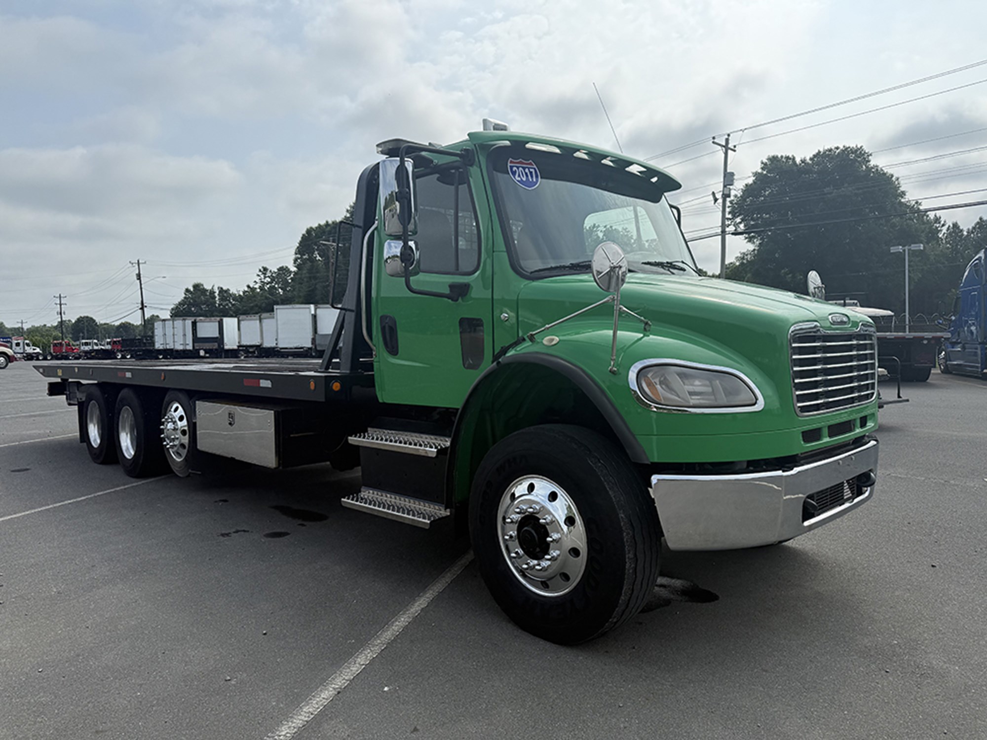 2017 Freightliner M2 106 - image 2 of 6