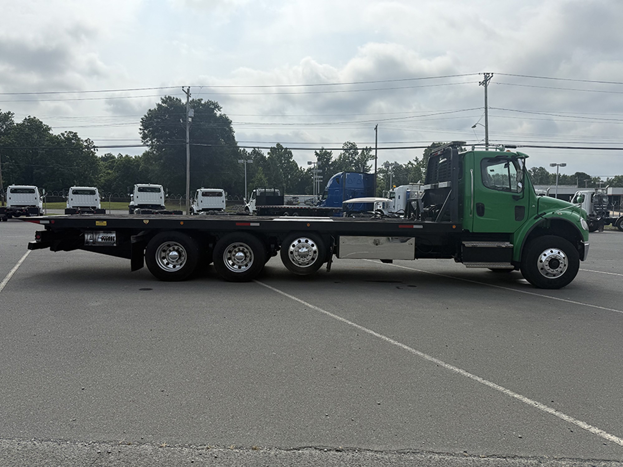 2017 Freightliner M2 106 - image 3 of 6