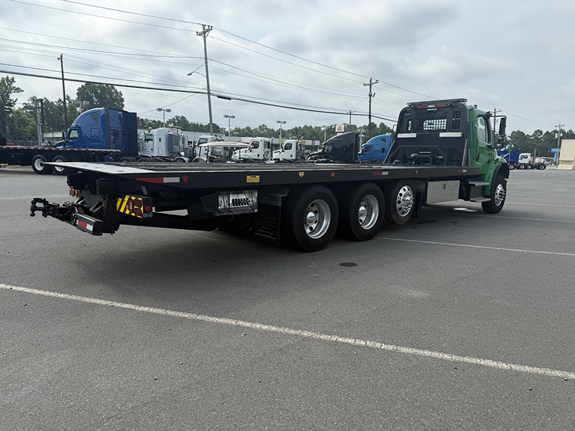 2017 Freightliner M2 106 - image 4 of 6