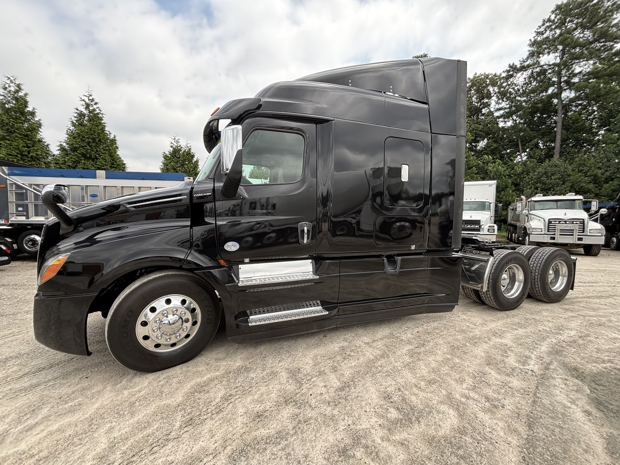 2020 Freightliner Cascadia 126 - image 1 of 6