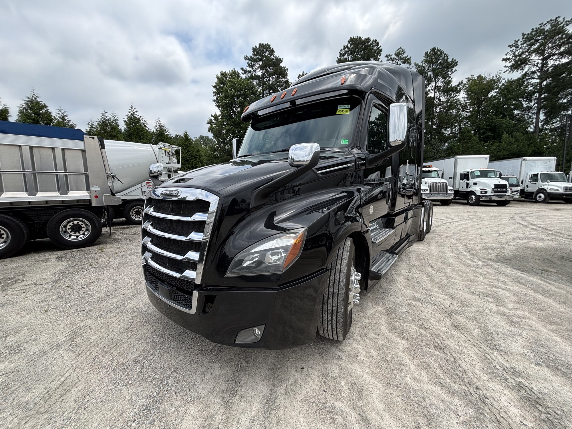 2020 Freightliner Cascadia 126 - image 3 of 6