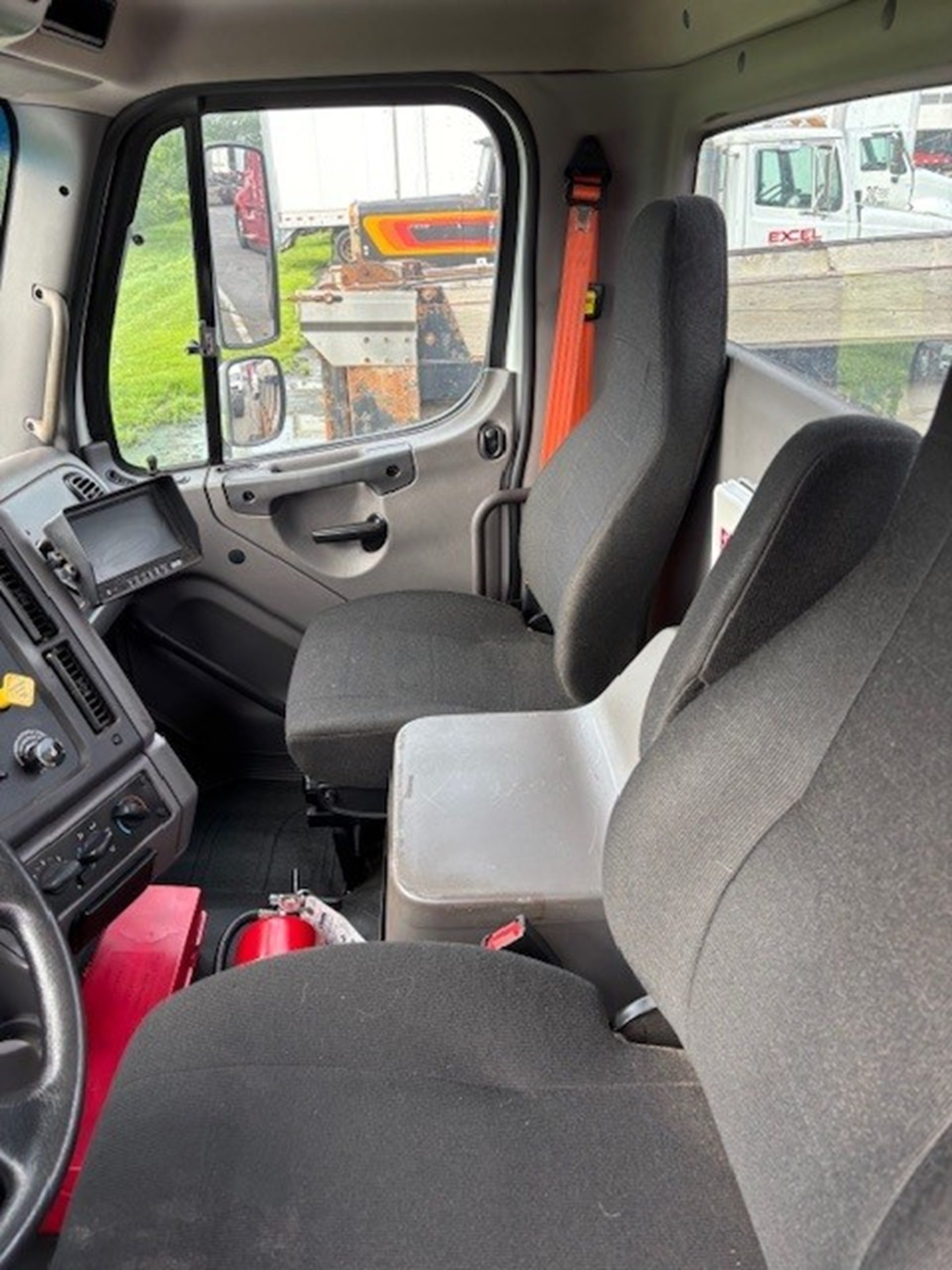 2018 Freightliner M2 - image 5 of 6