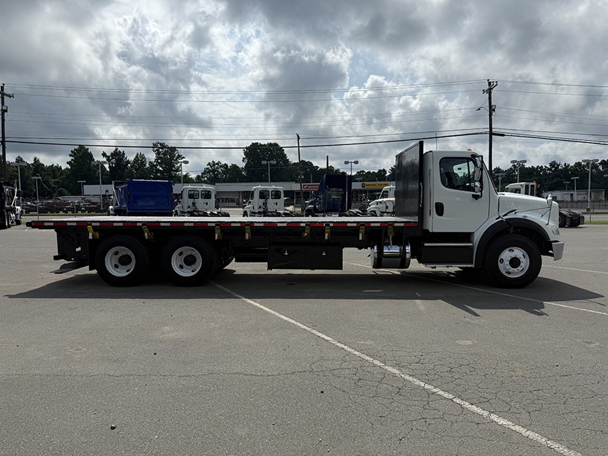 2017 Freightliner M2 - image 3 of 6