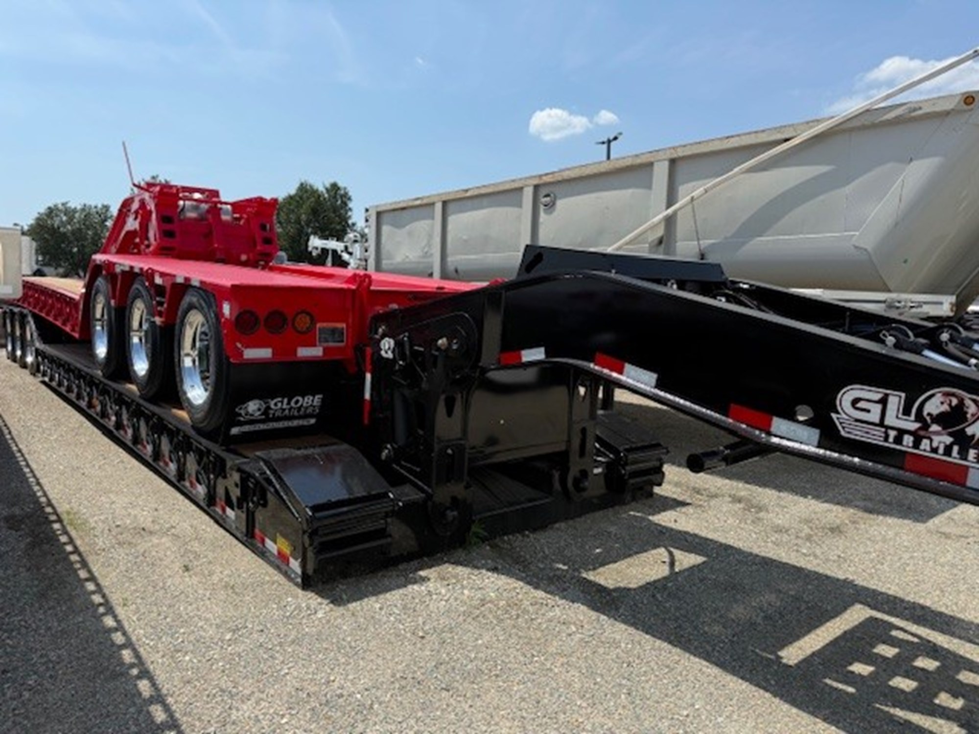 2026 Globe Trailer M Lowboy 2026 Globe Trailer M Lowboy - image 1 of 5