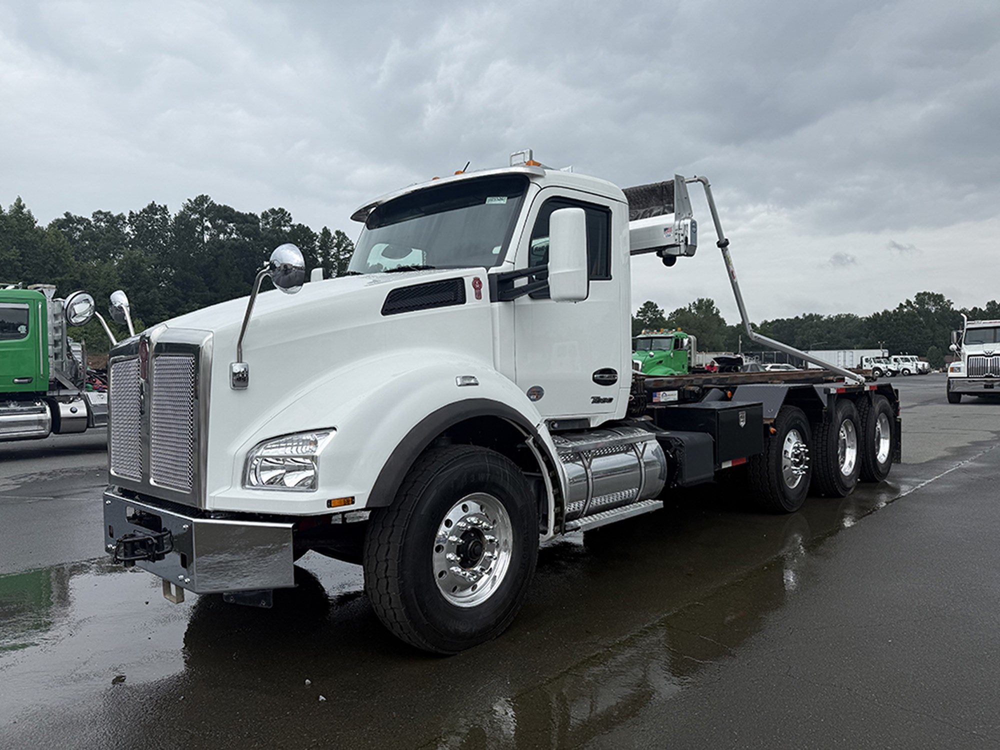 2024 Kenworth T880 - image 1 of 6