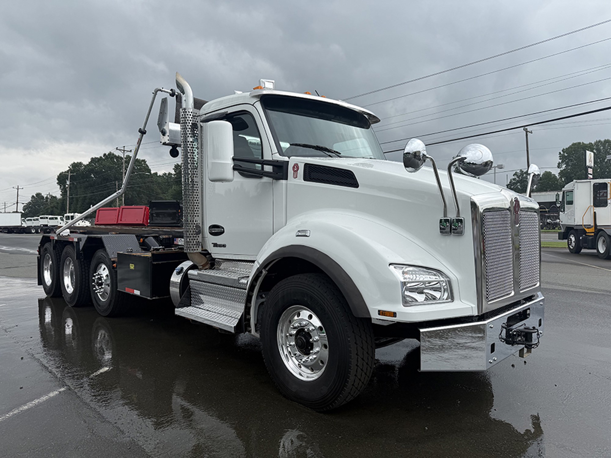 2024 Kenworth T880 - image 2 of 6