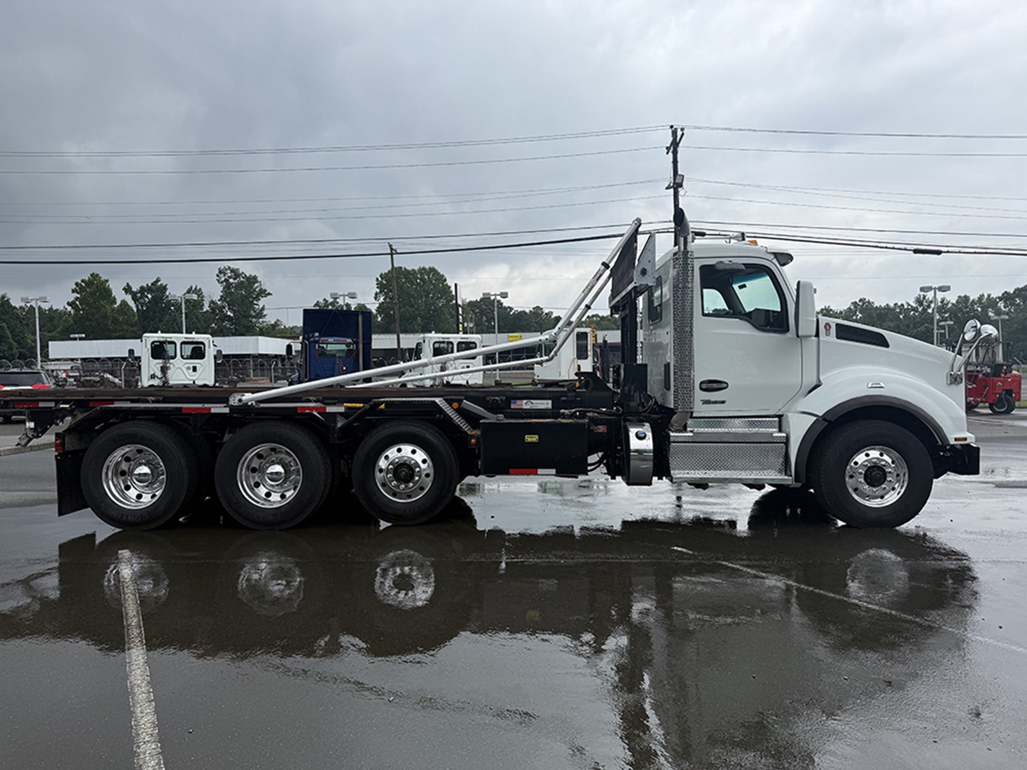 2024 Kenworth T880 - image 3 of 6