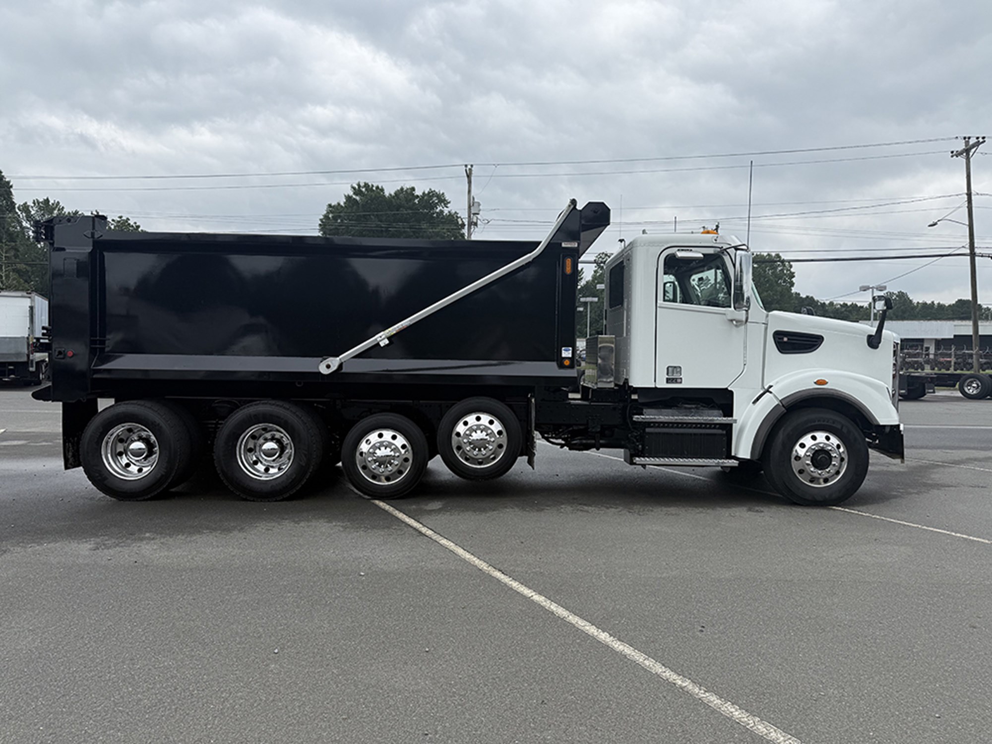 2023 Freightliner 122SD - image 3 of 6