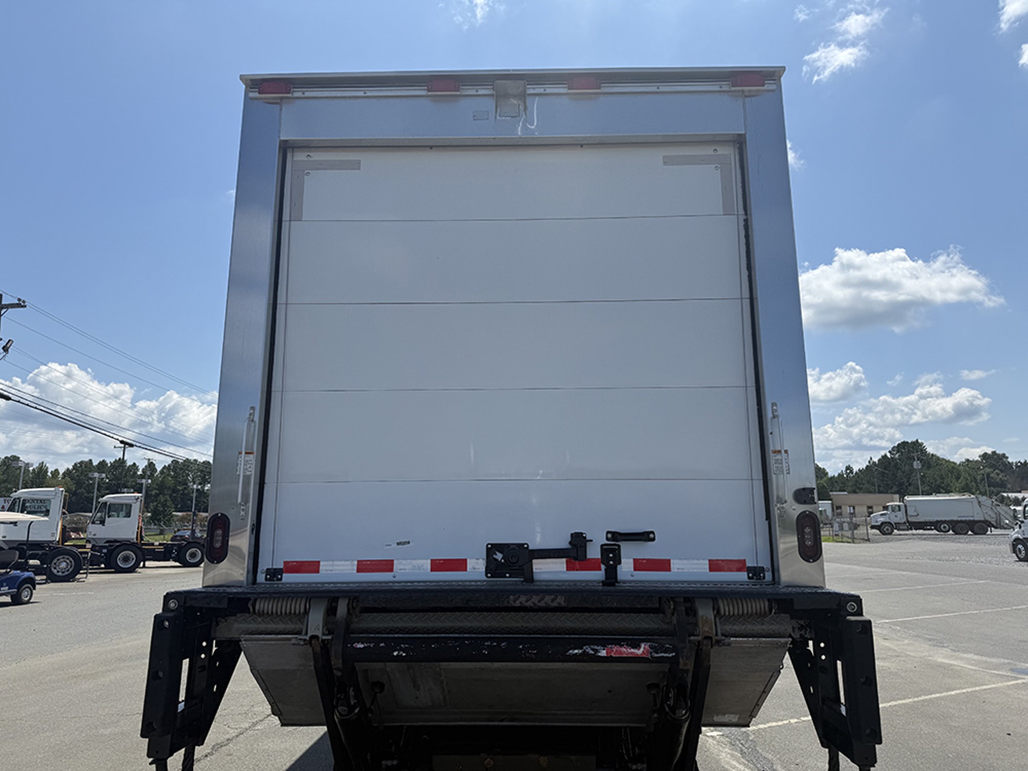 2018 Freightliner M2 - image 5 of 6