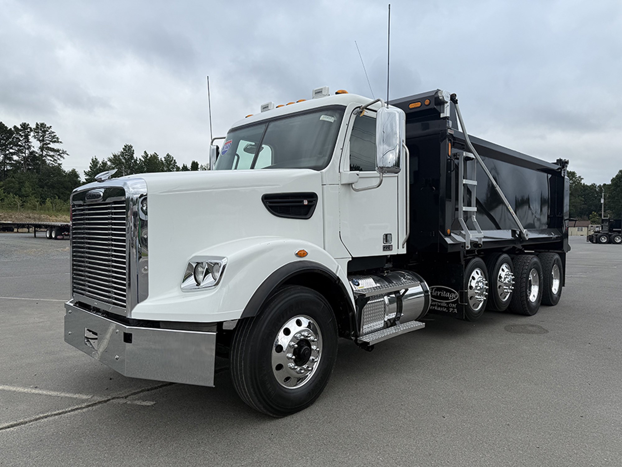 2023 Freightliner 122SD - image 1 of 6