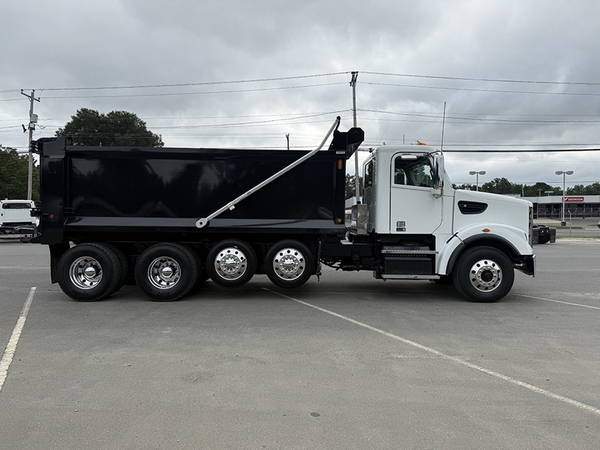 2023 Freightliner 122SD - image 3 of 6
