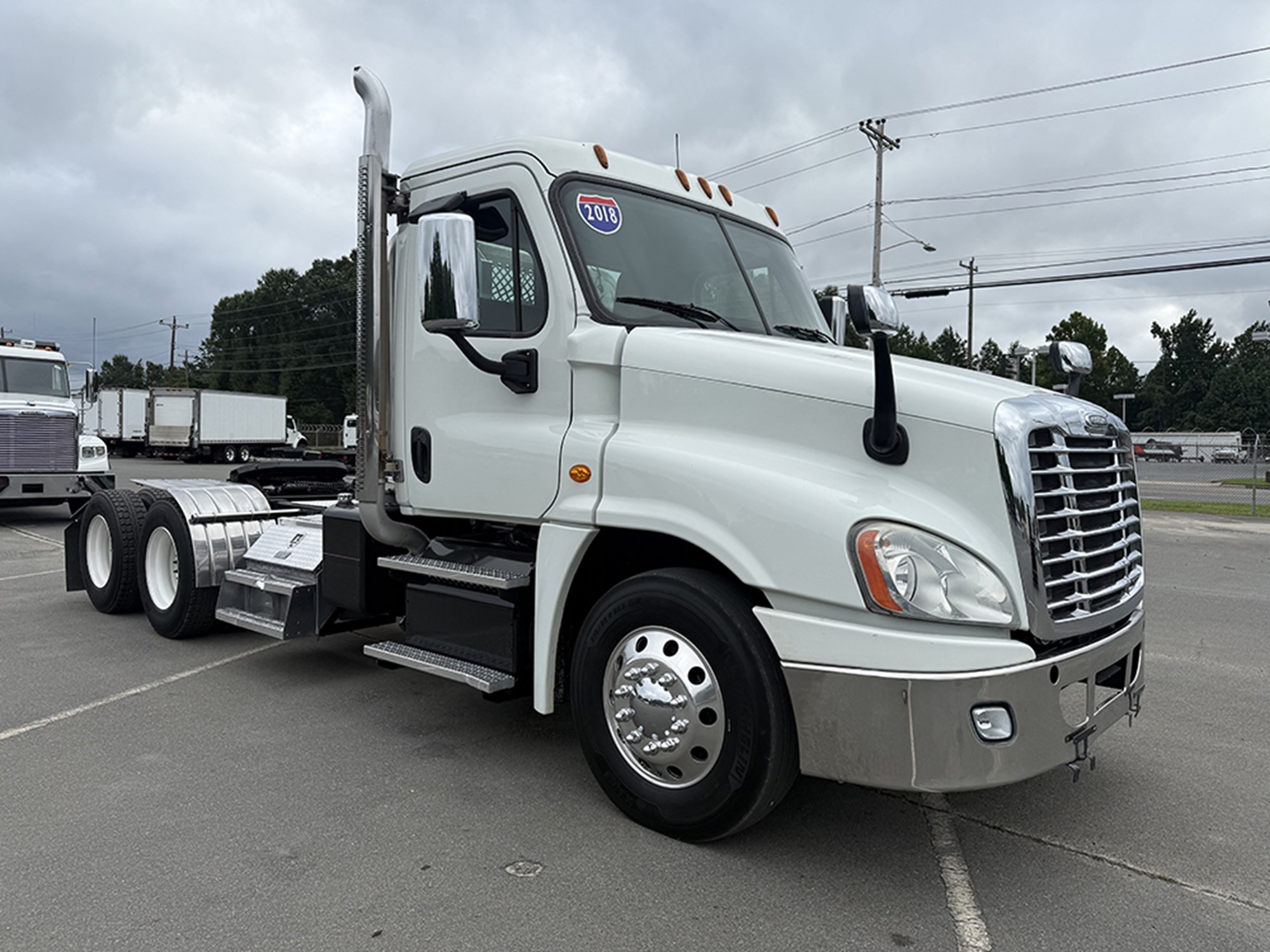 2018 Freightliner Cascadia 125 - image 2 of 6
