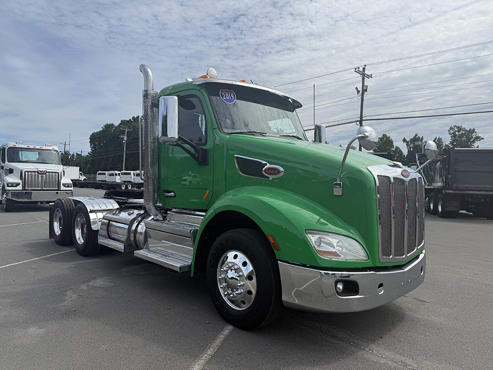 2019 Peterbilt 579 - image 2 of 6