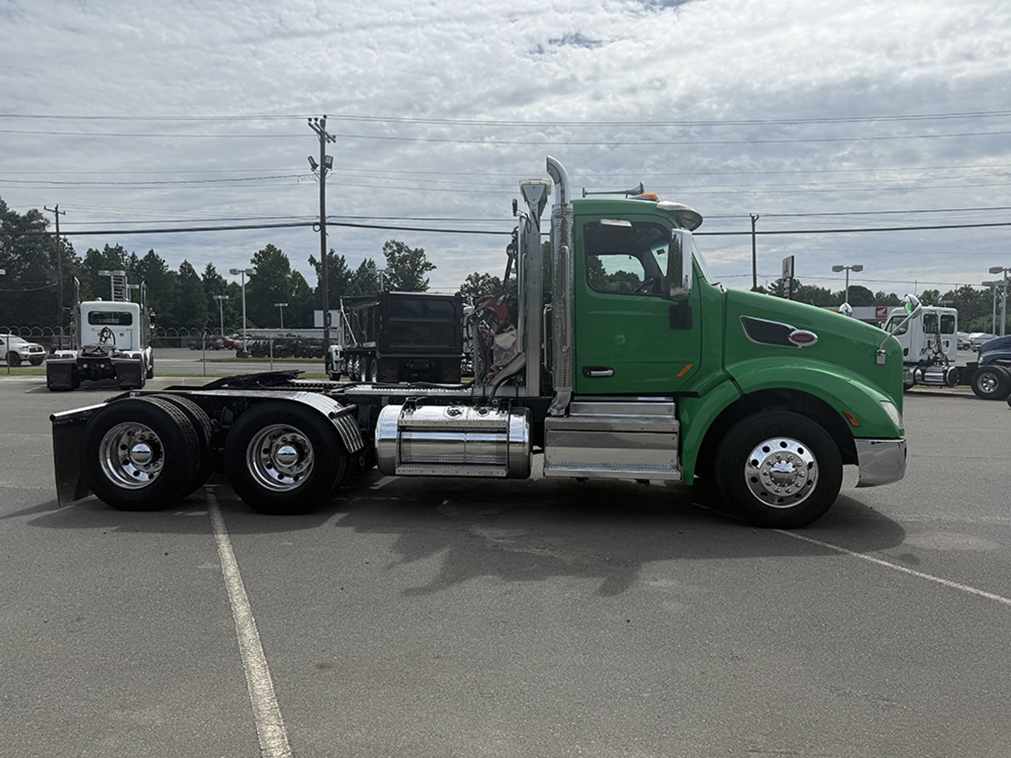 2019 Peterbilt 579 - image 3 of 6