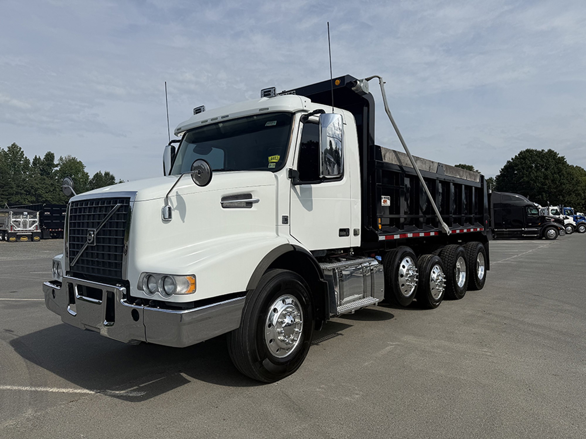 2016 Volvo VHD - image 1 of 6