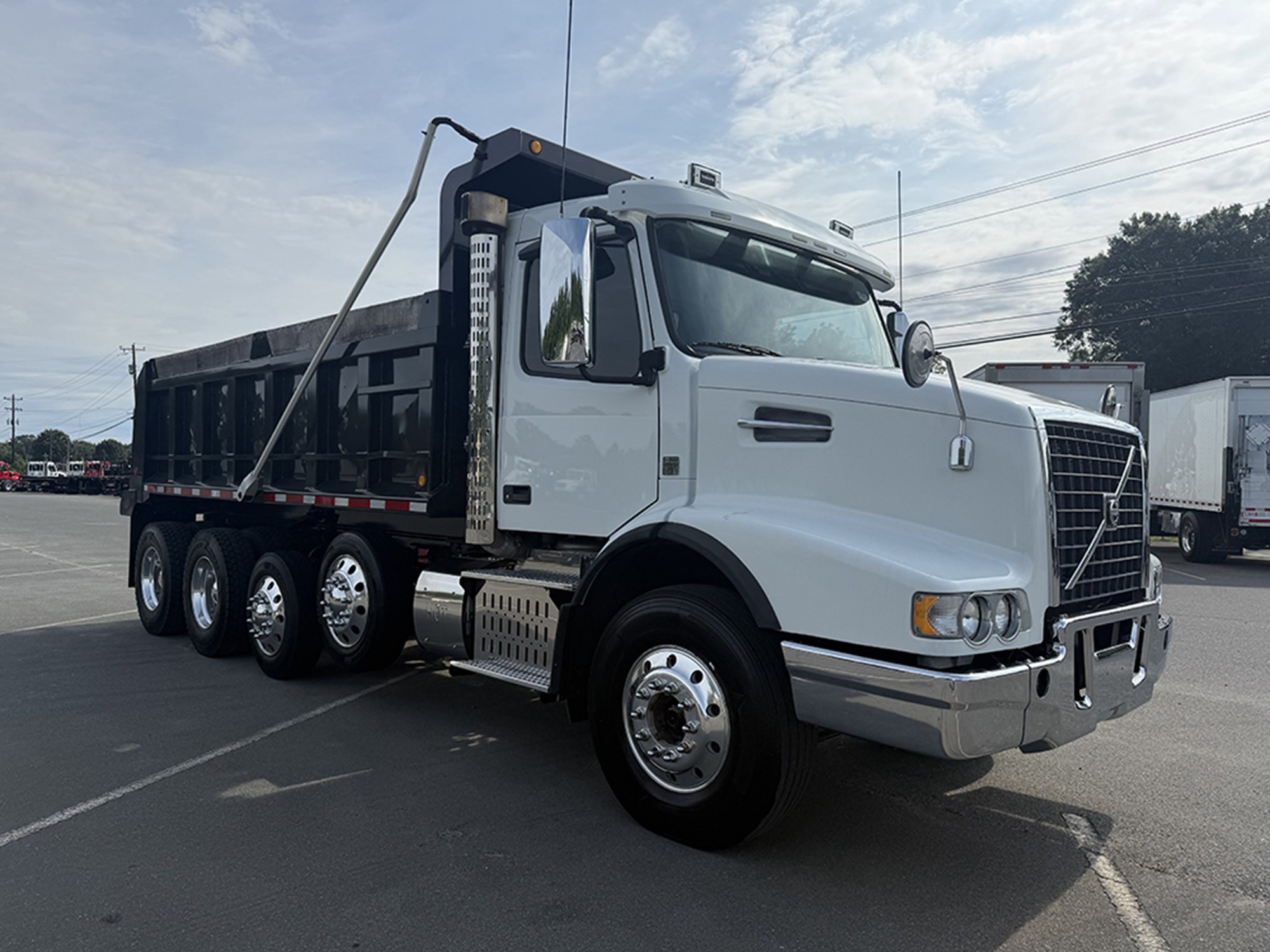 2016 Volvo VHD - image 2 of 6