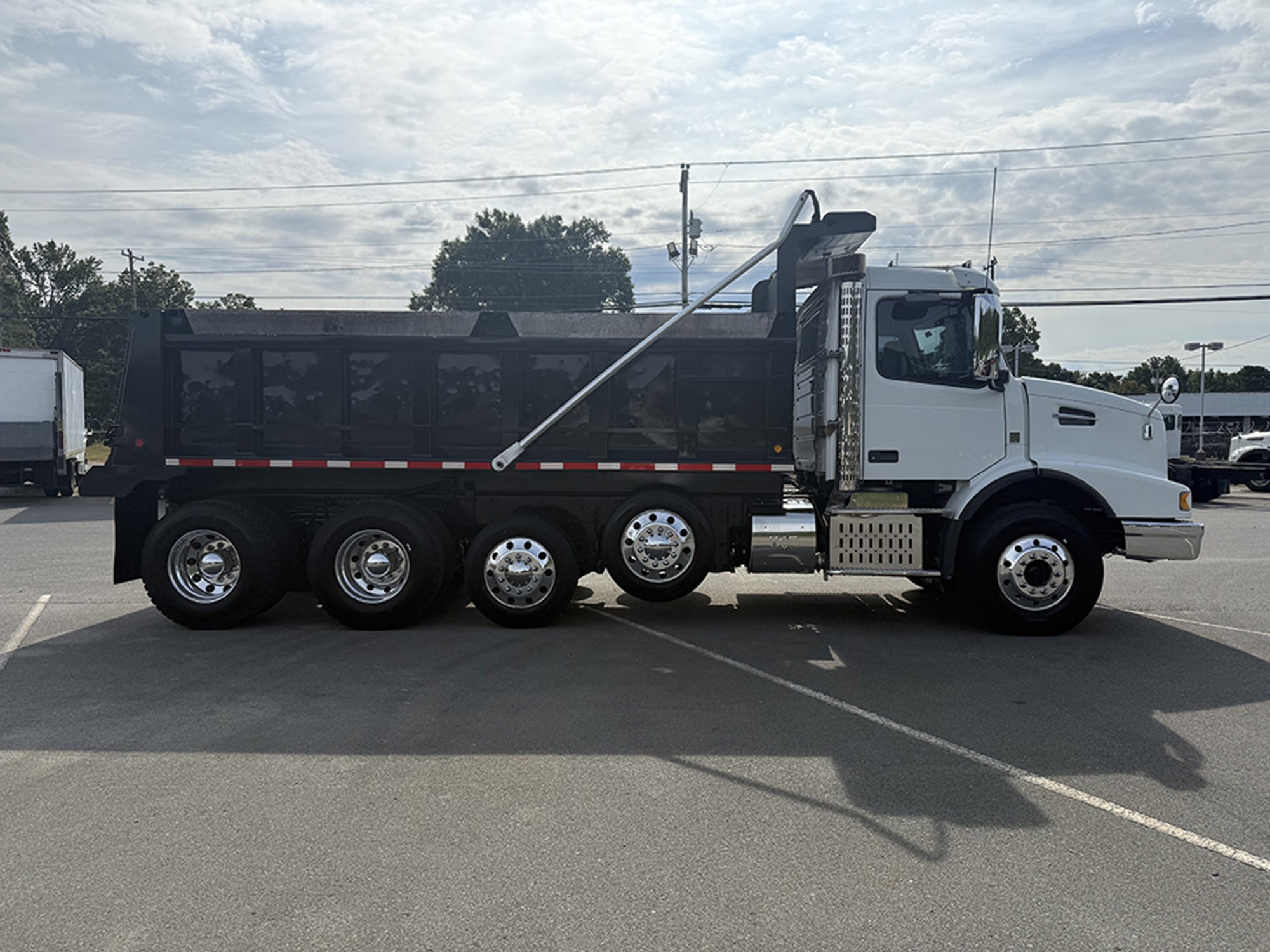 2016 Volvo VHD - image 3 of 6