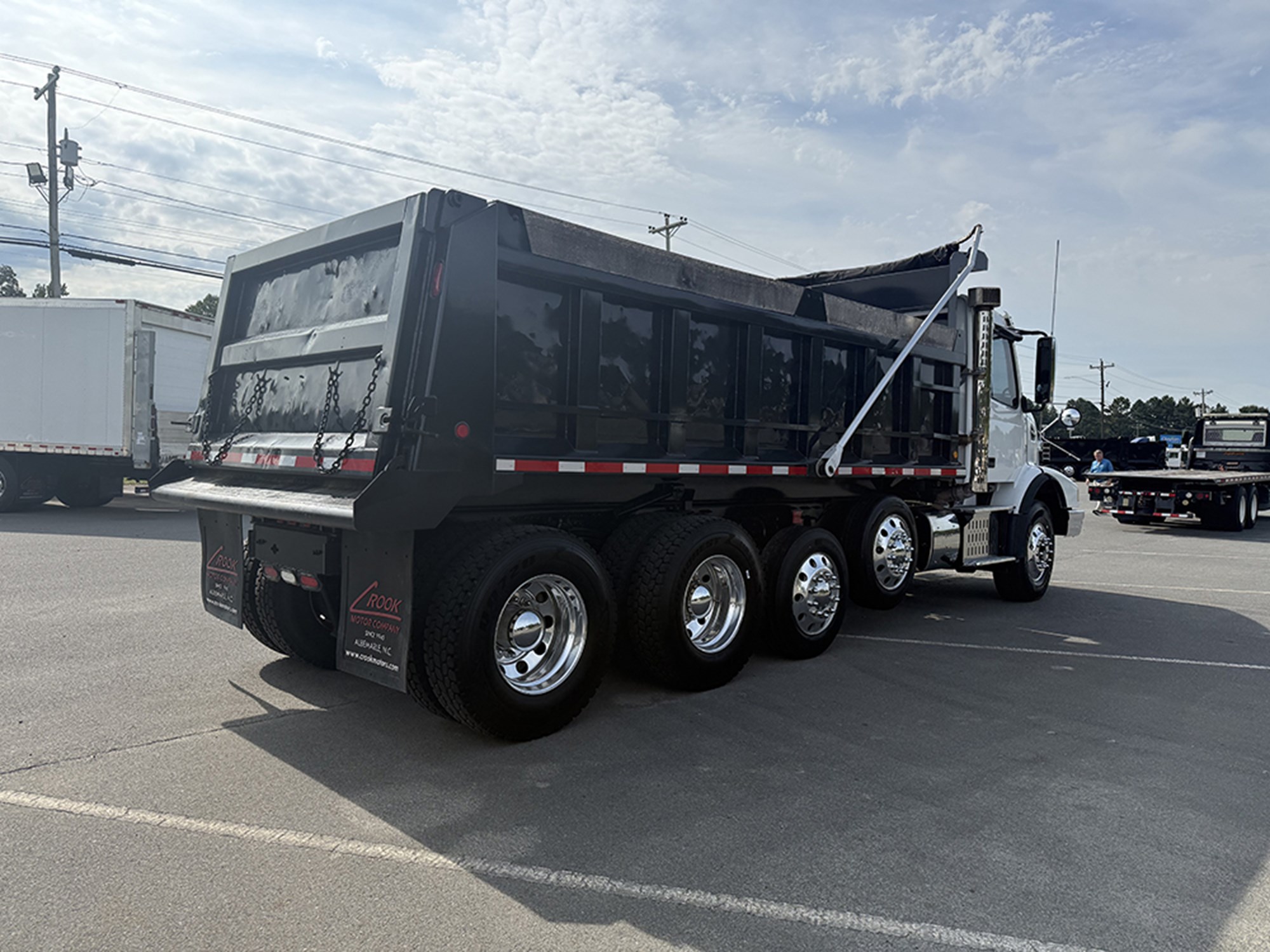 2016 Volvo VHD - image 4 of 6