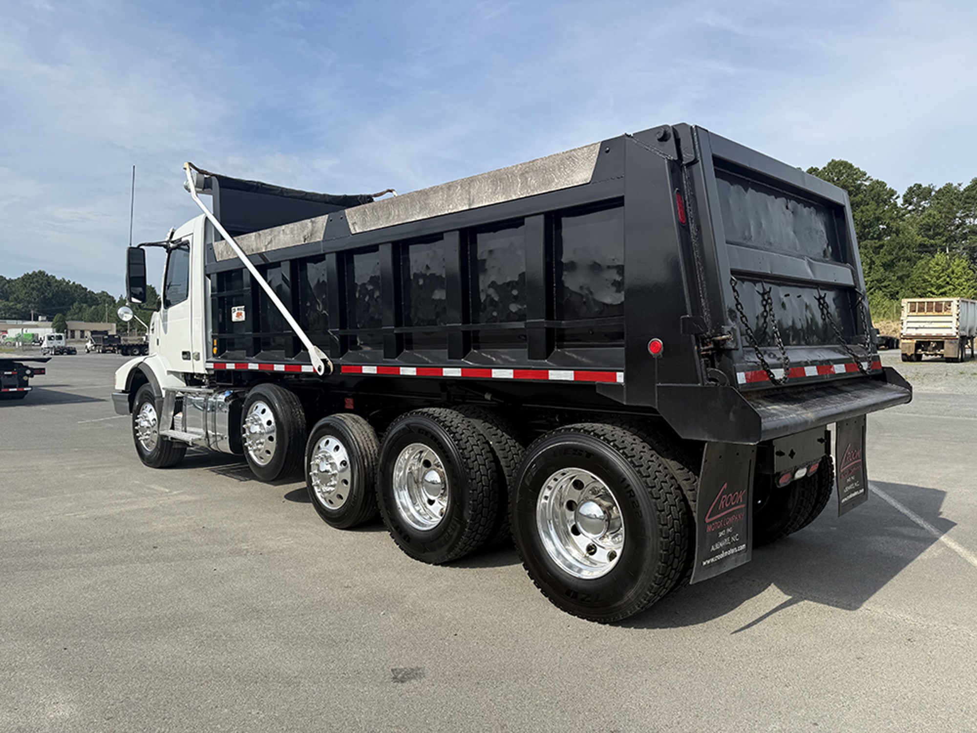 2016 Volvo VHD - image 6 of 6