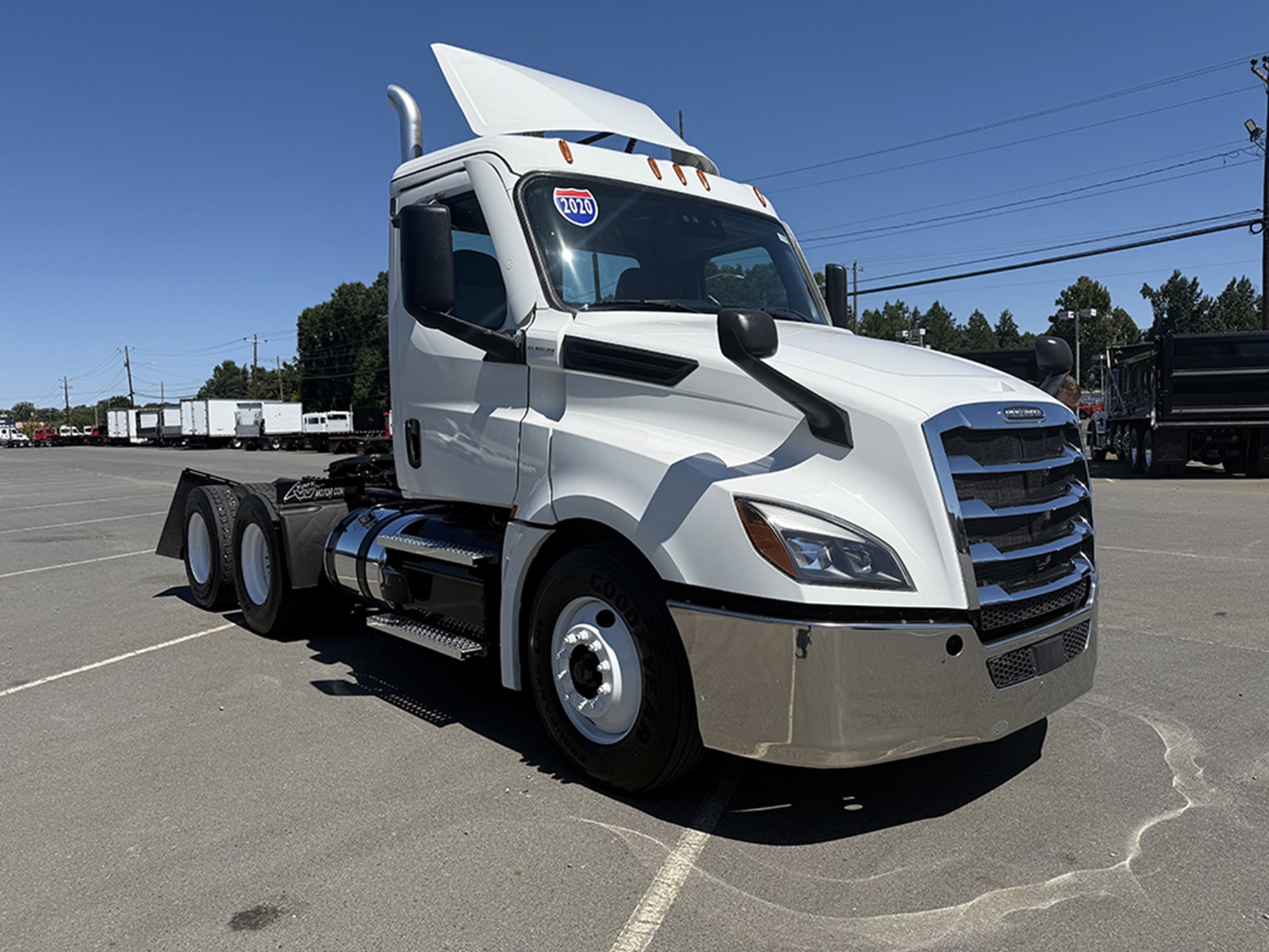 2020 Freightliner Cascadia 126 - image 2 of 6