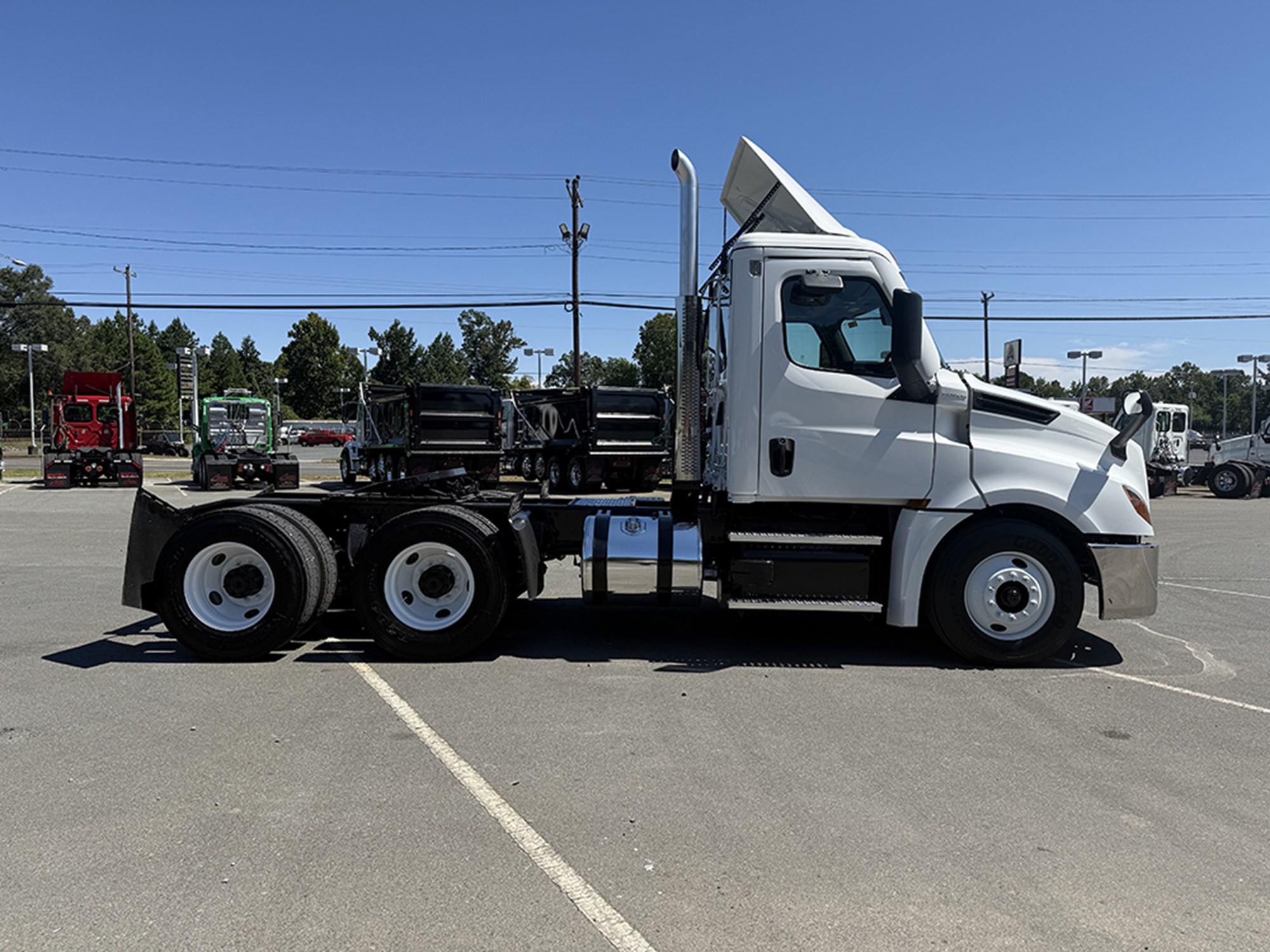 2020 Freightliner Cascadia 126 - image 3 of 6