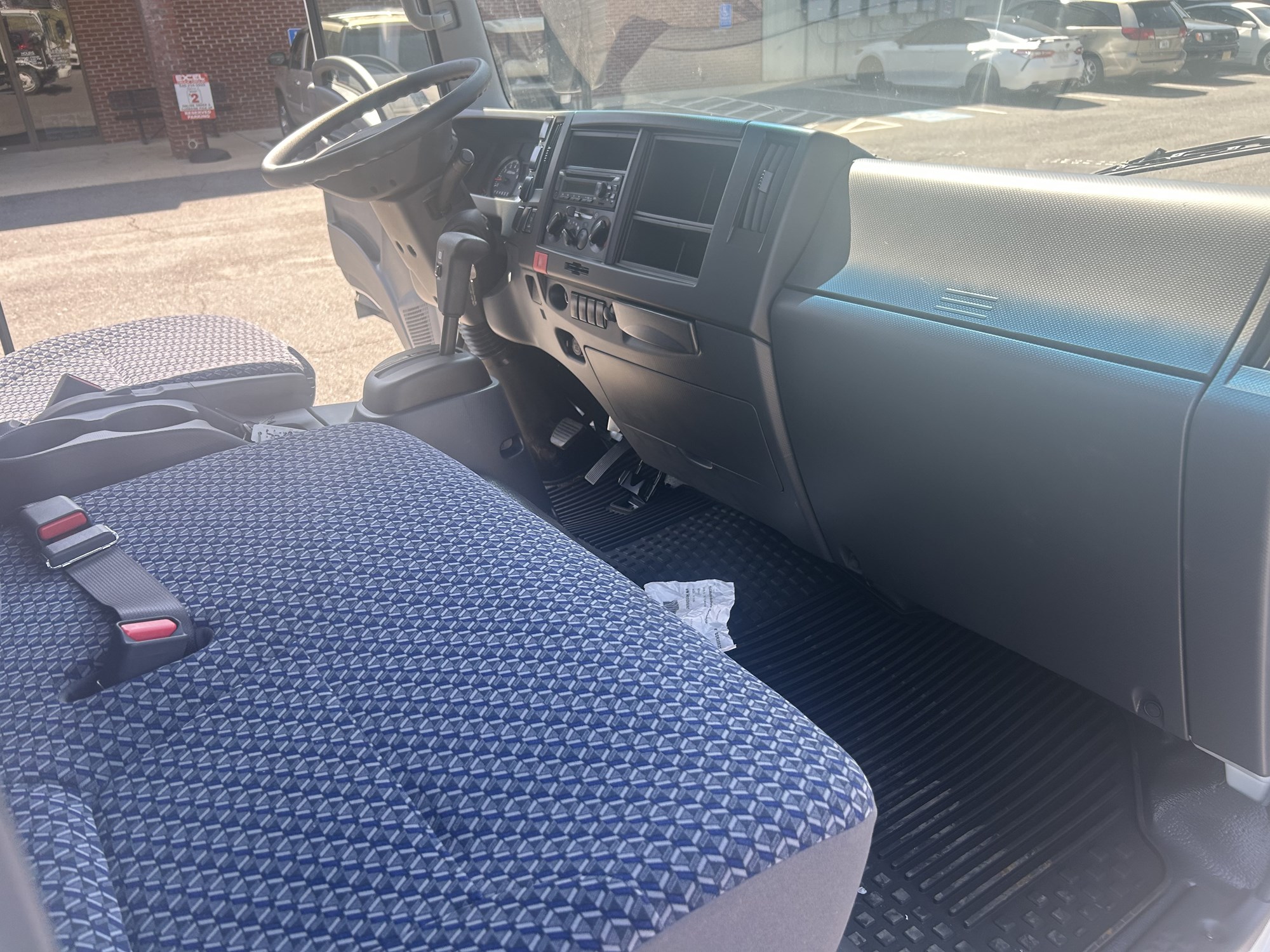 2025 Isuzu NRR - image 5 of 5
